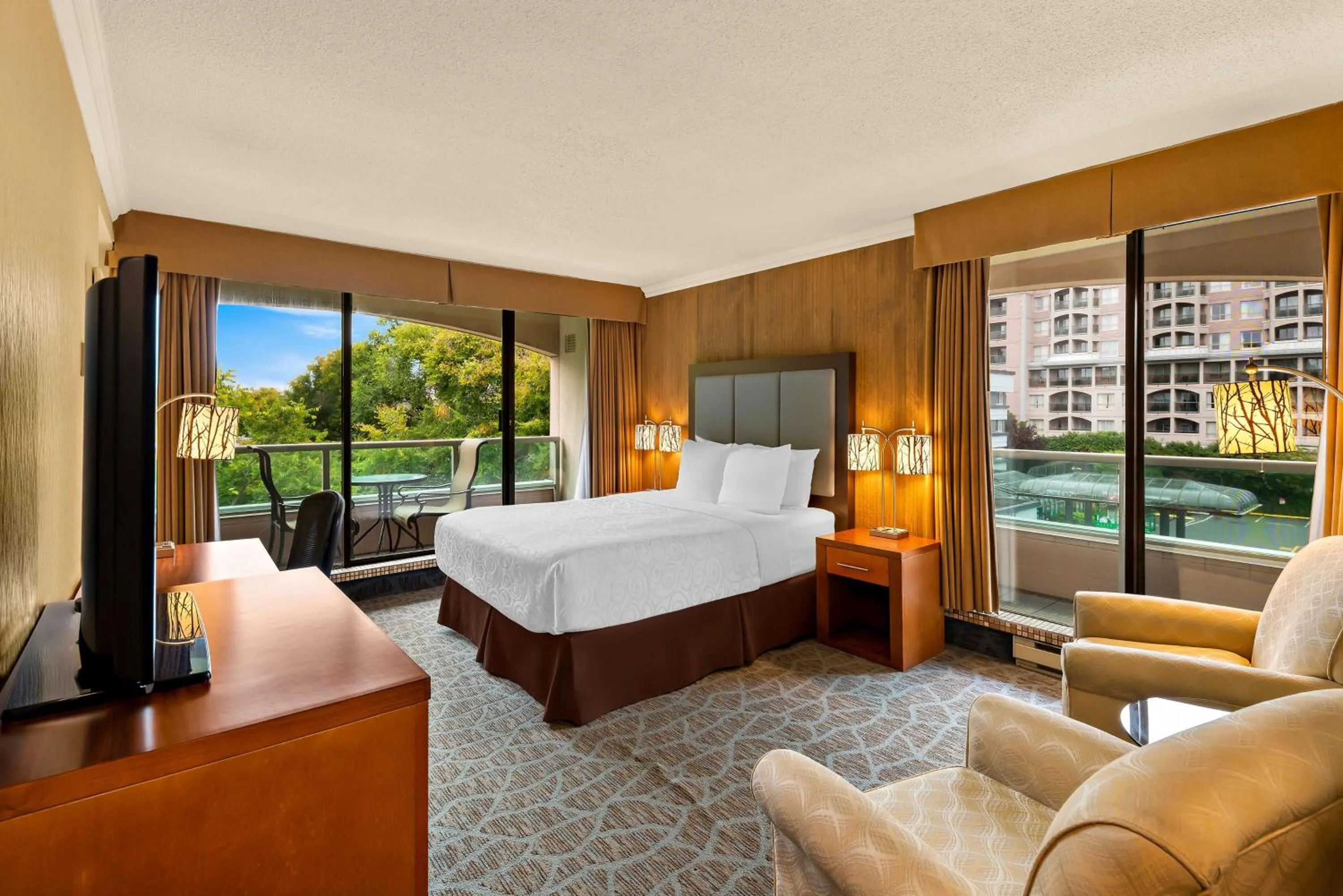 Queen Room with Park View with Balcony - Non-smoking in Best Western PLUS Inner Harbour Hotel