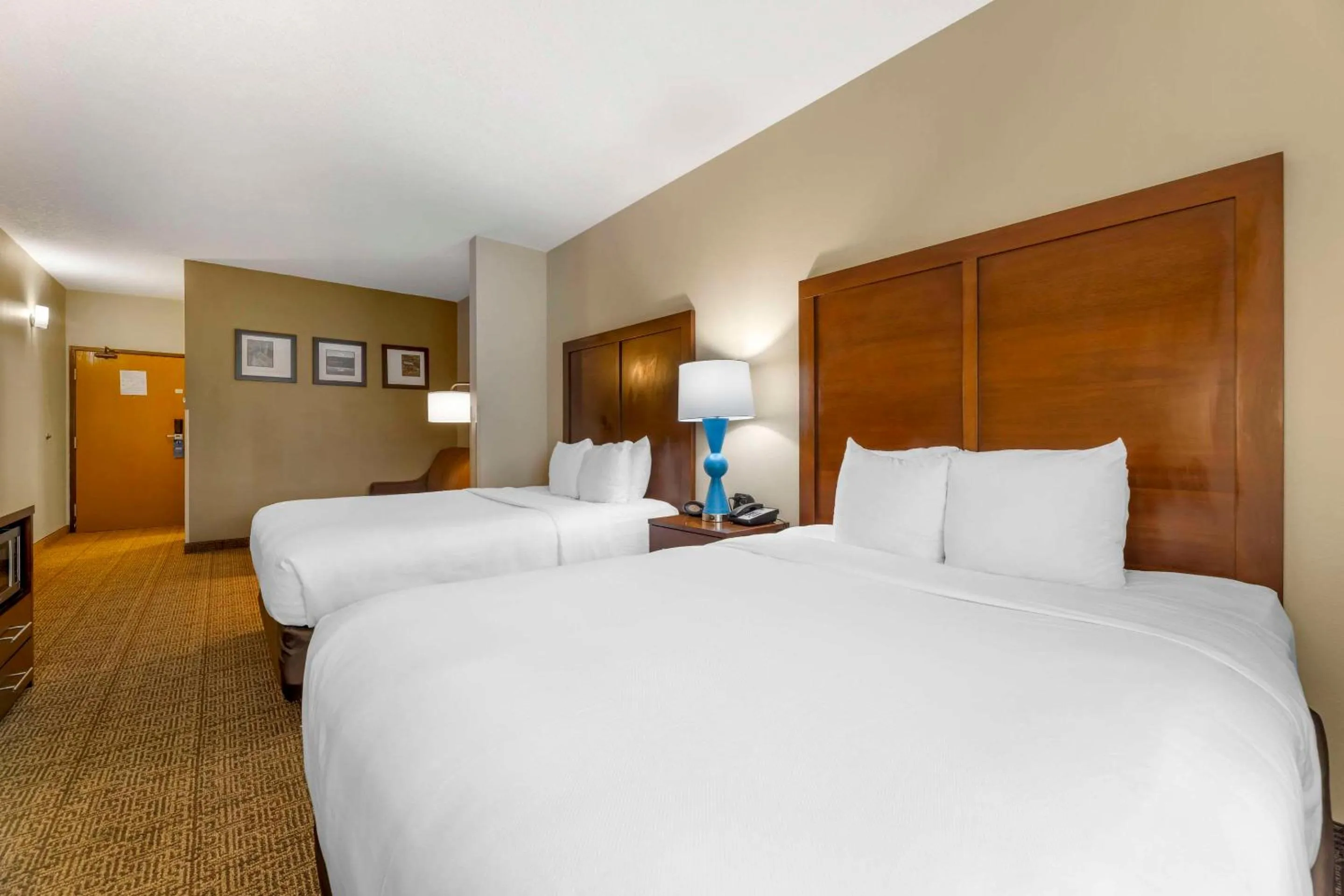 Deluxe Queen Suite with Two Queen Beds in Comfort Suites Near Vancouver Mall