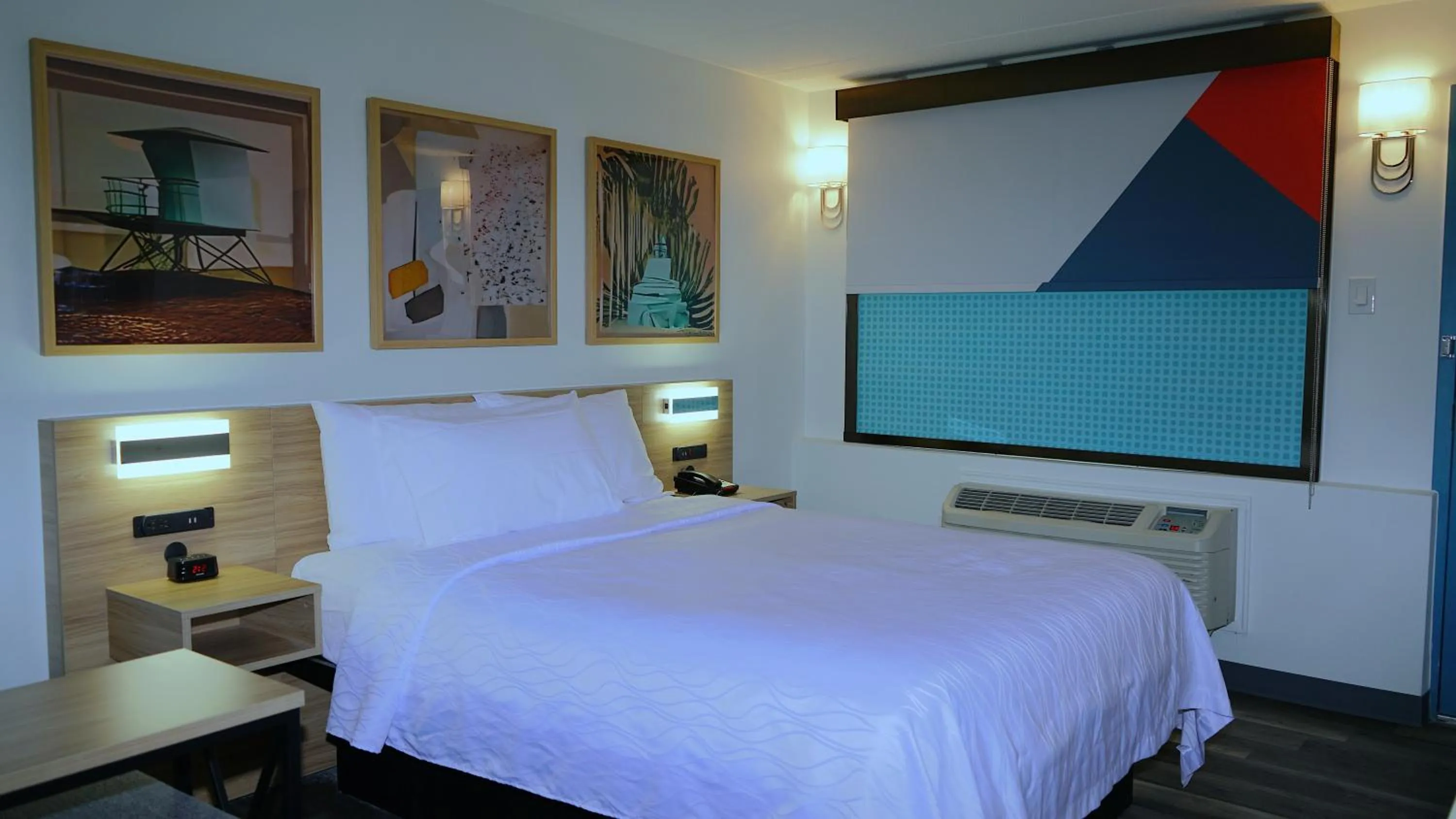 Deluxe Queen Room in Waterfront Inn PHL Airport