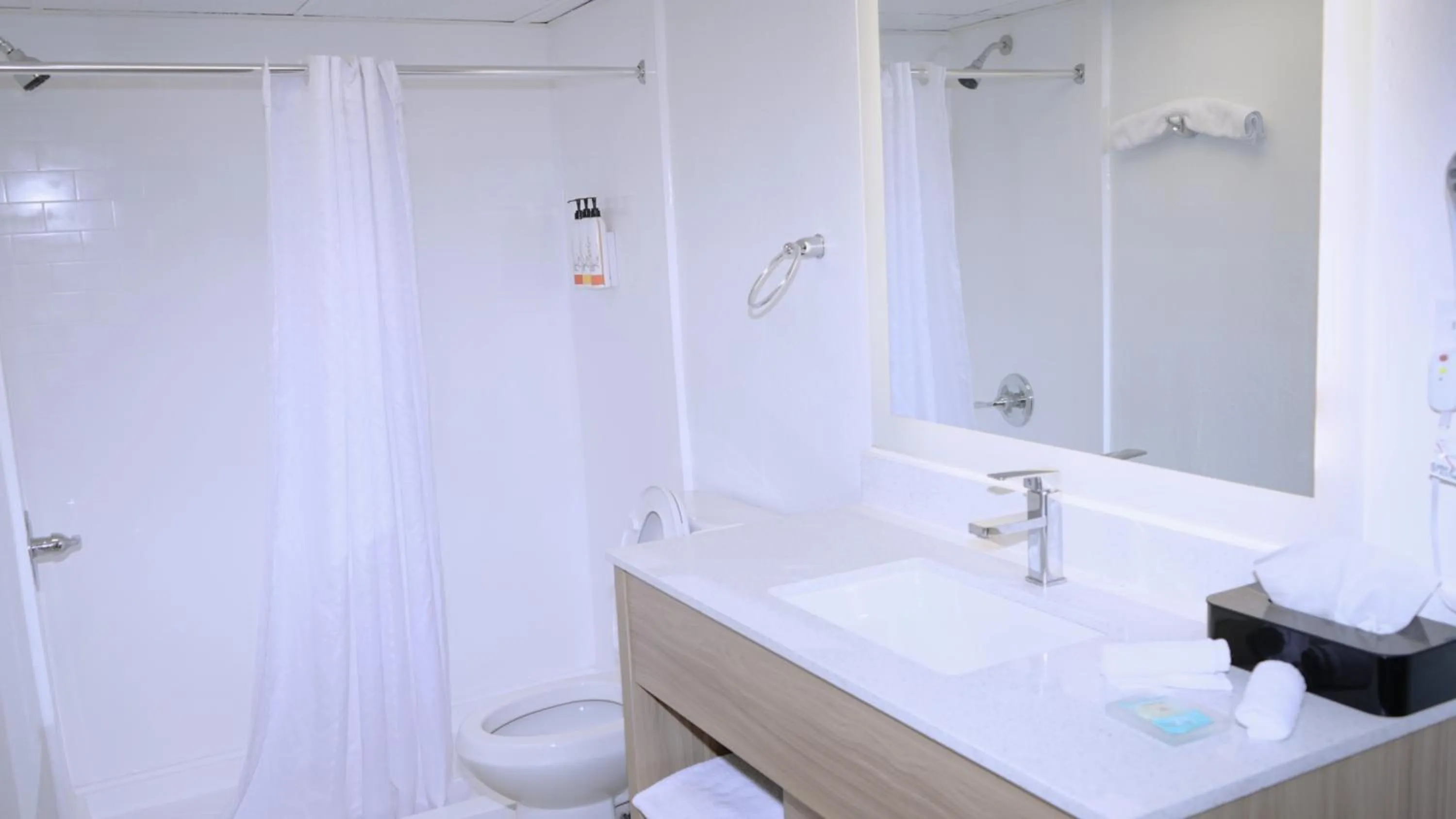 Queen Room with Two Queen Beds in Waterfront Inn PHL Airport