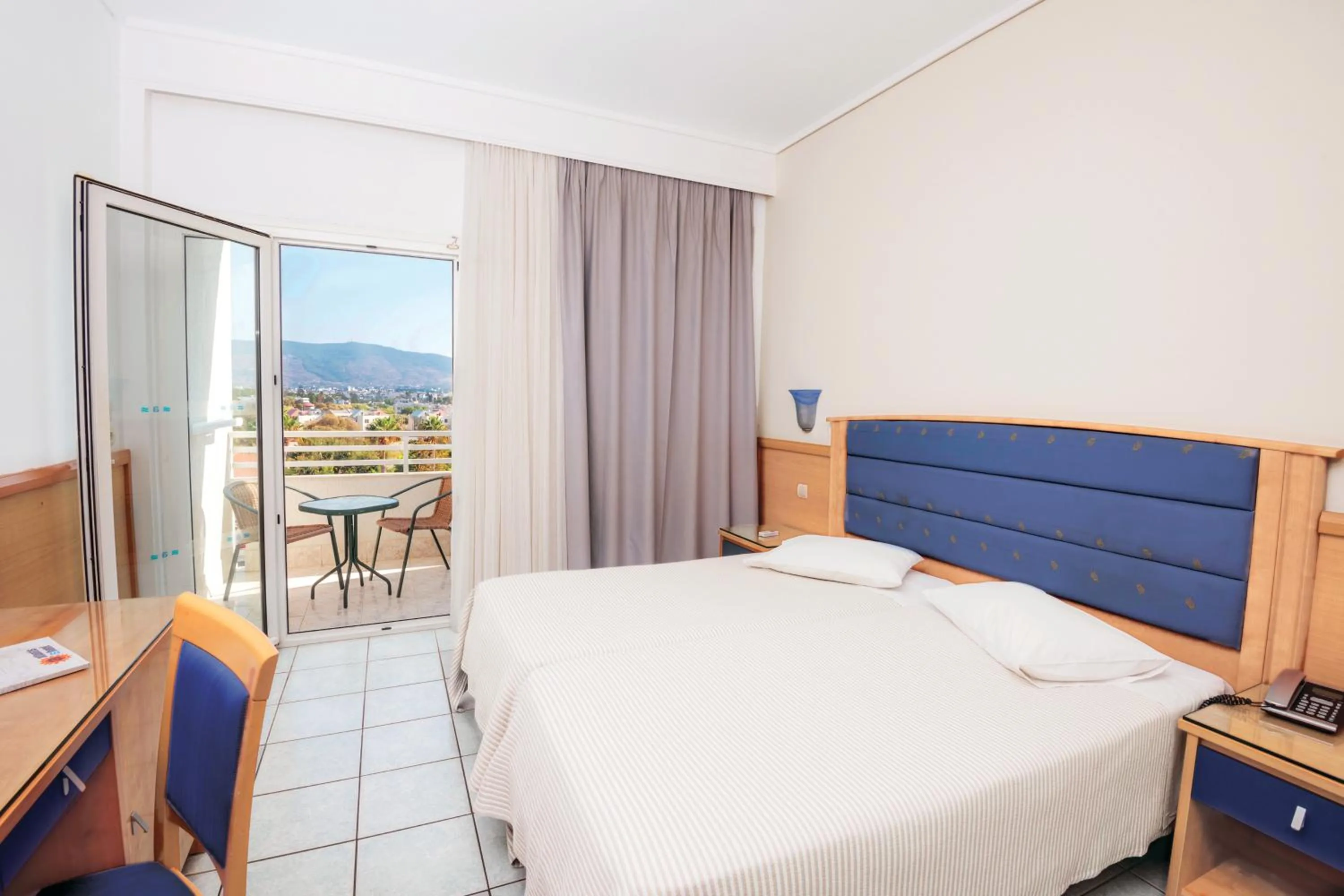 Standard Twin Room in Atlantis Hotel