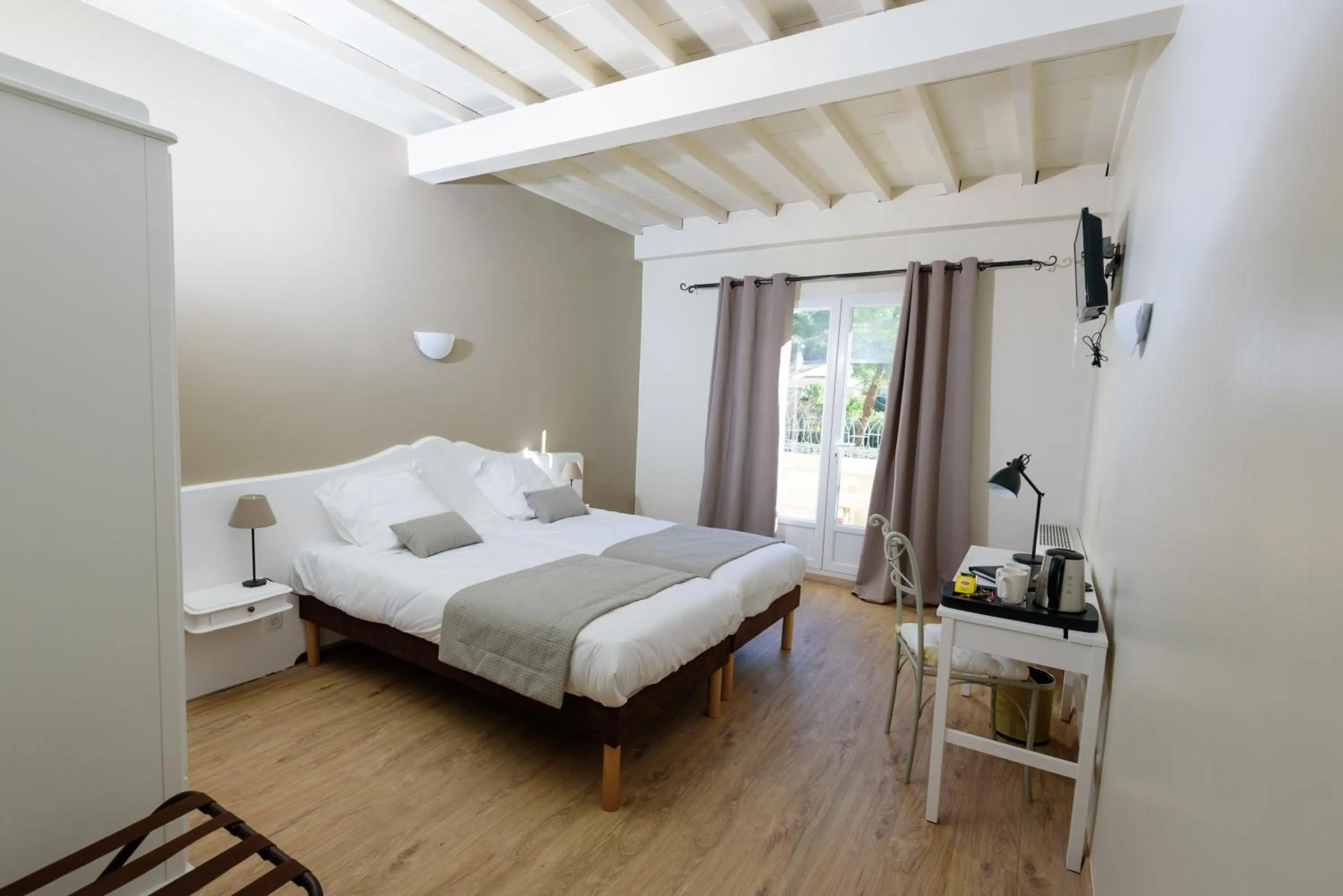 Double or twin Room with Terrace and Park View in Hôtel Belesso