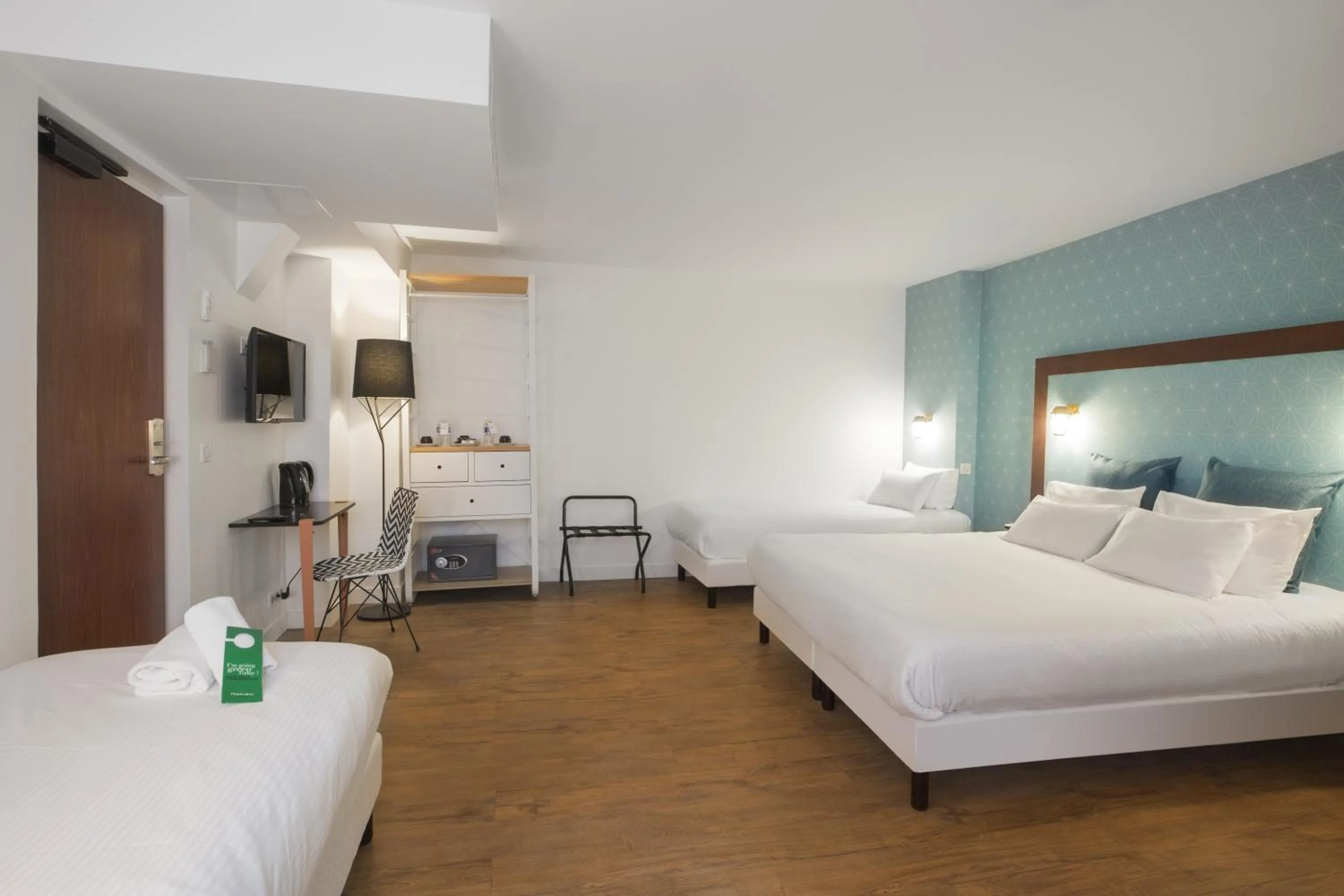 Quadruple Room in Hotel The Playce by Happyculture