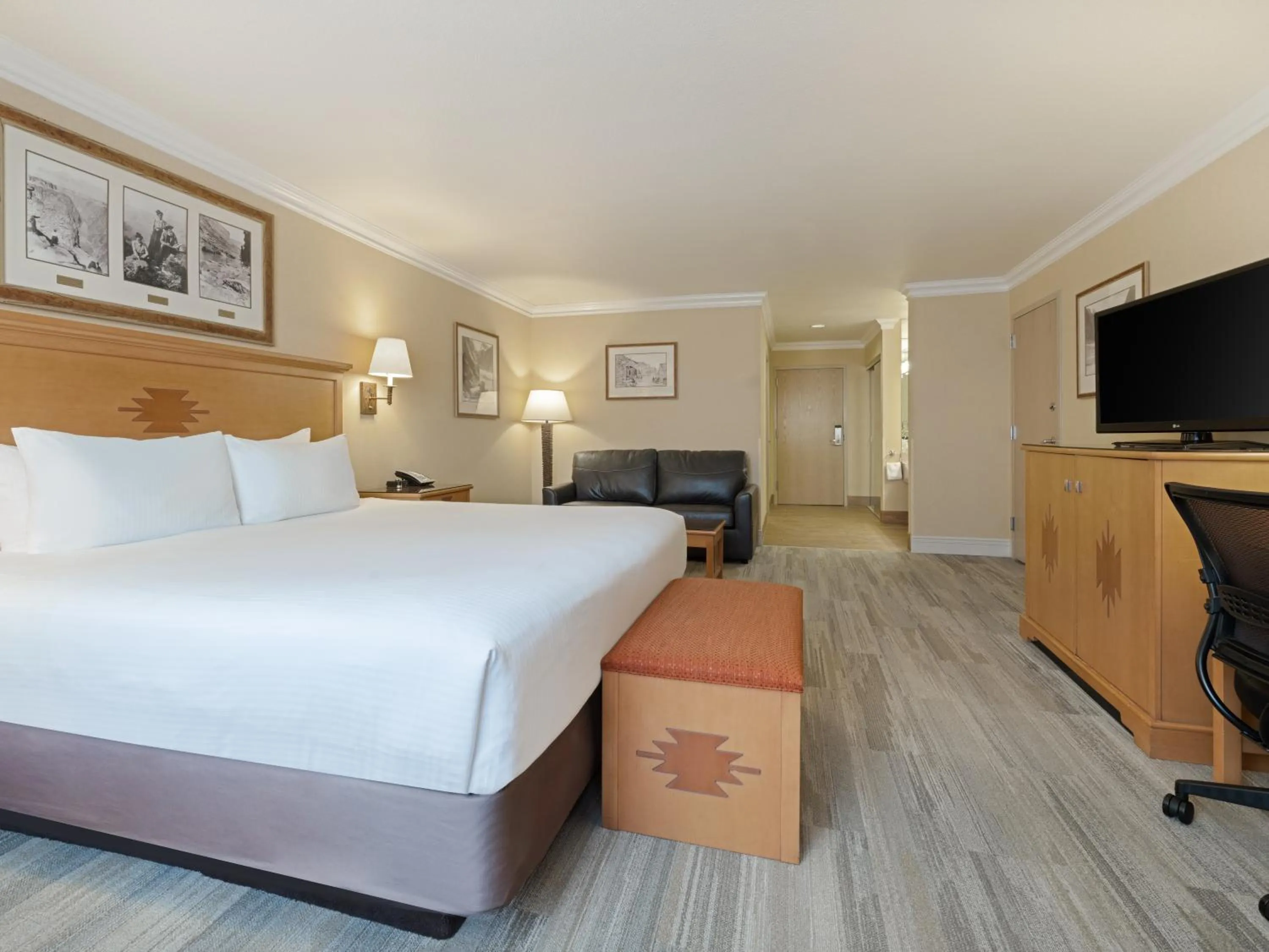 Premium King Room with Sofa Bed in Holiday Inn Resort The Squire at Grand Canyon by IHG