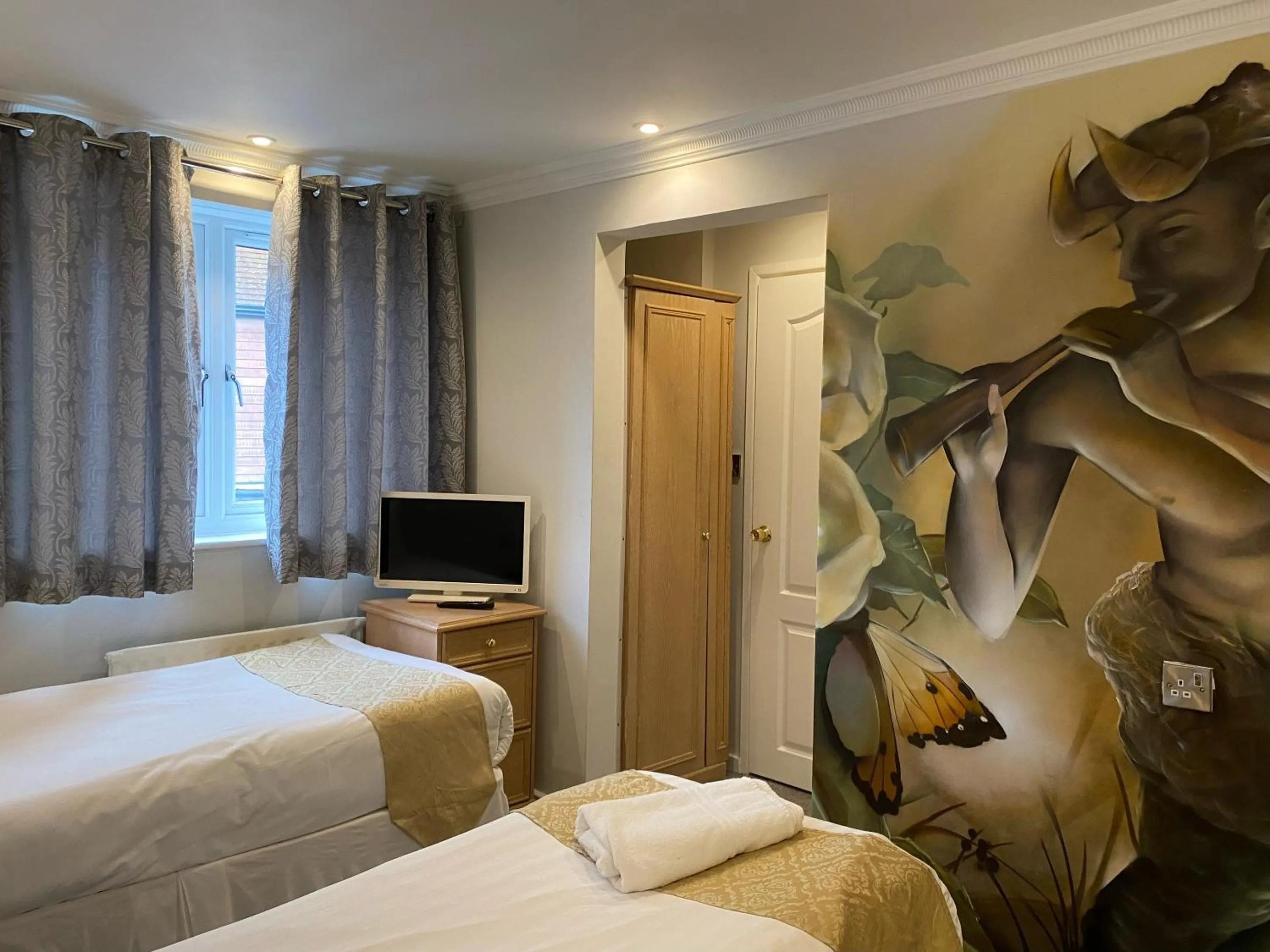 Standard Twin Room in The George Hotel Pangbourne