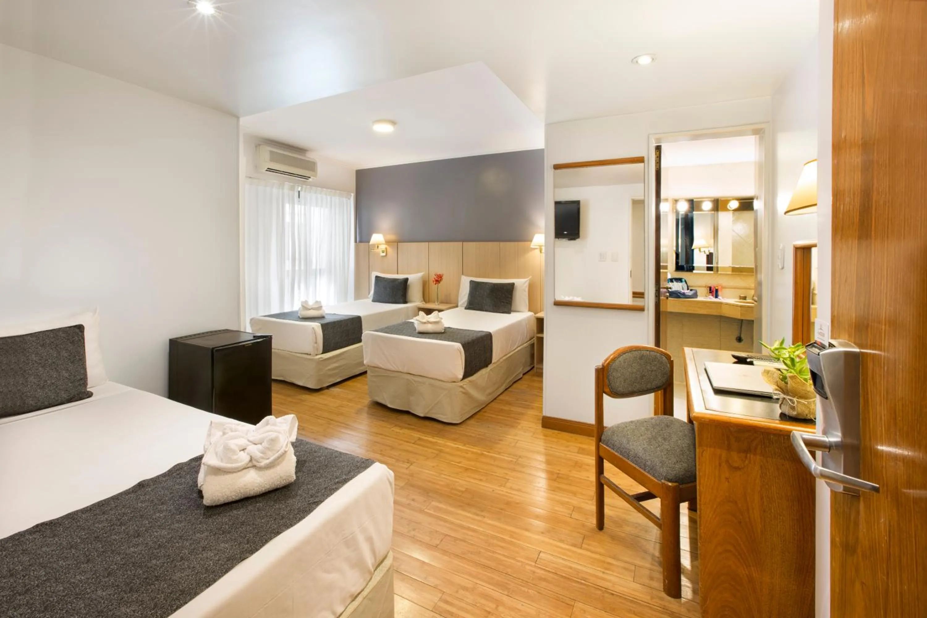 Classic Triple Room in Hotel Sheltown