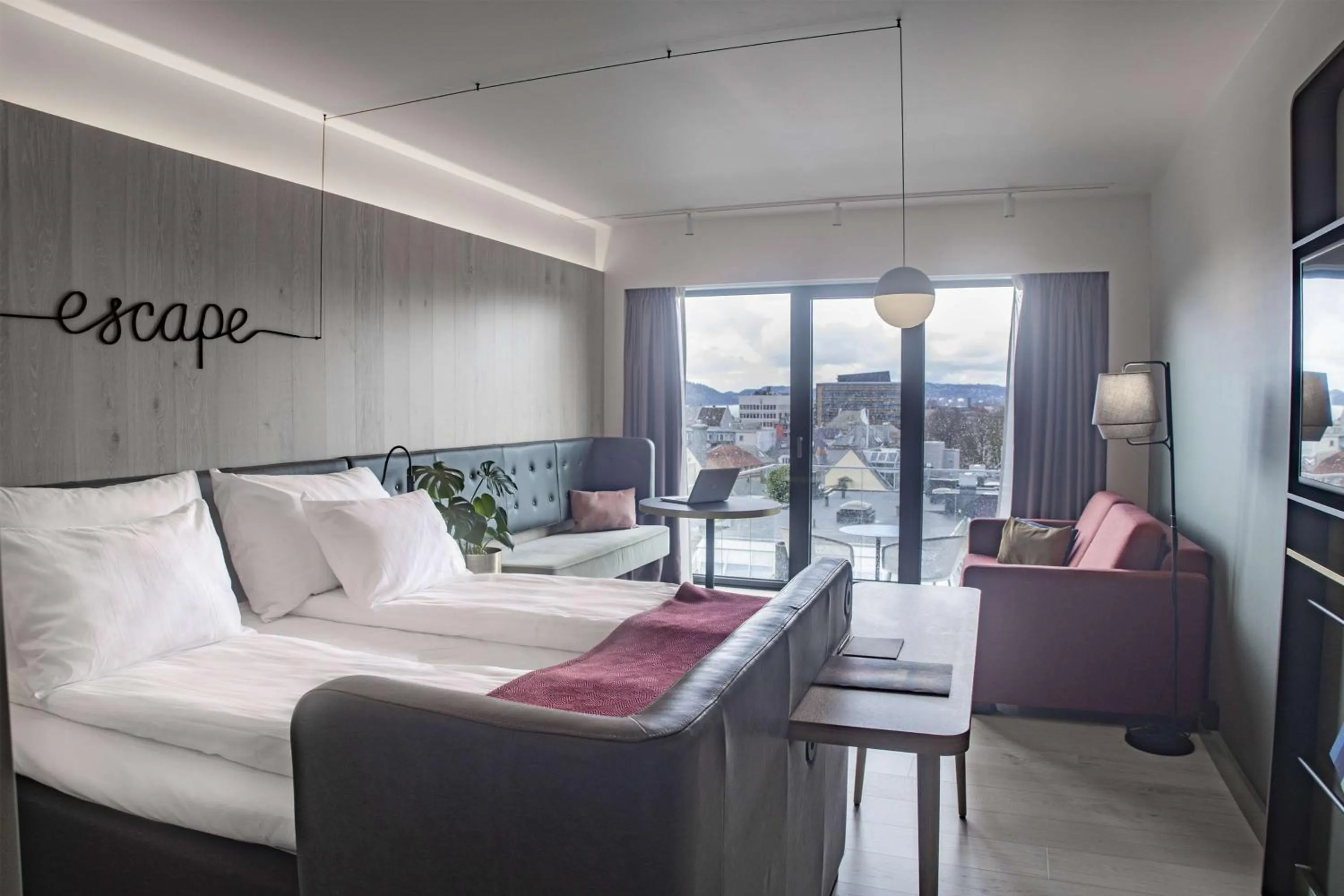 Large Superior King Room with View in Hotel Norge by Scandic