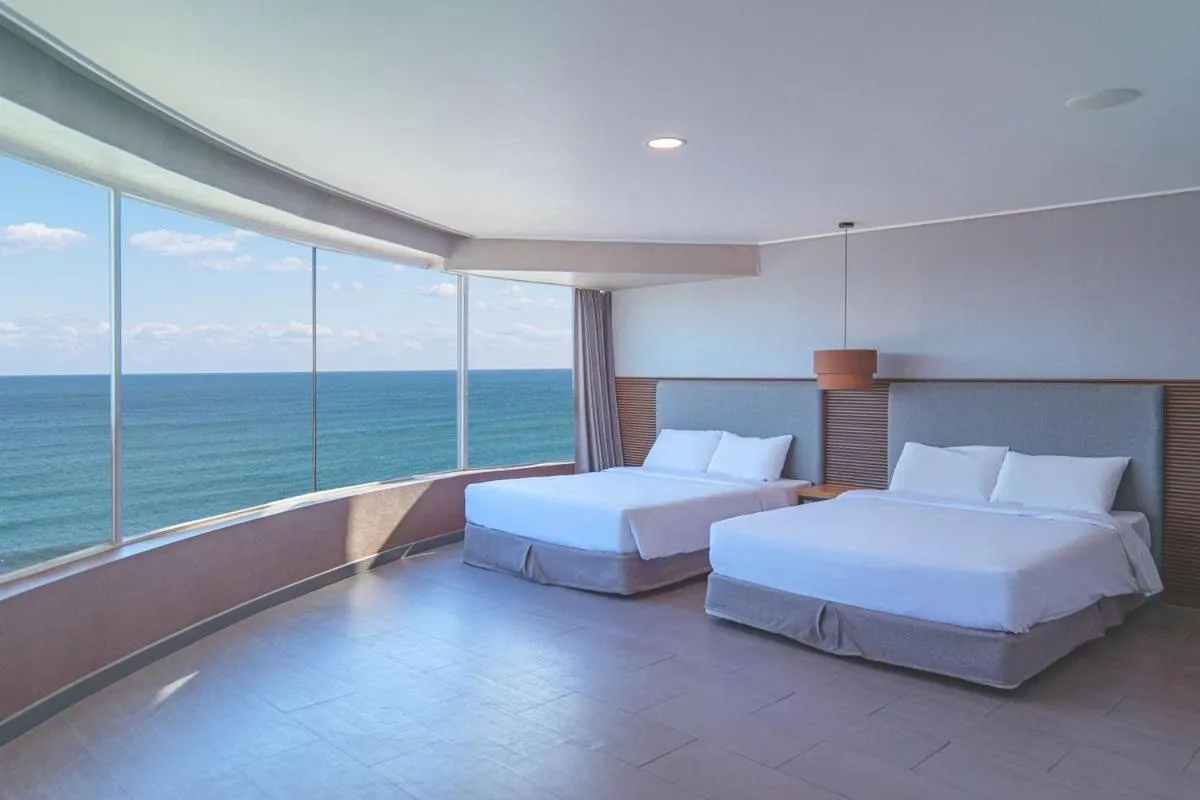 Royal Suite with Sea View in EL Hotel