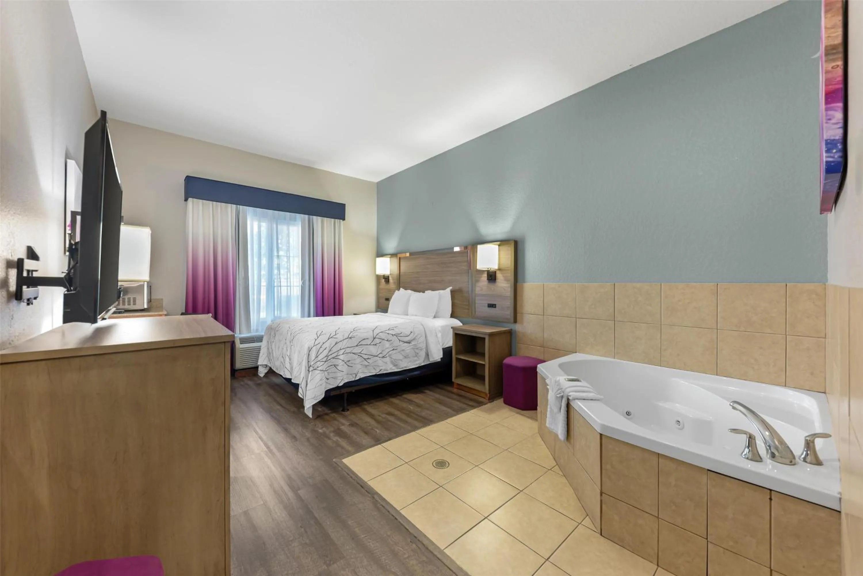 Queen Room with Bath Tub - Mobility Accessible/Non-Smoking in Best Western Plus San Antonio East Inn & Suites