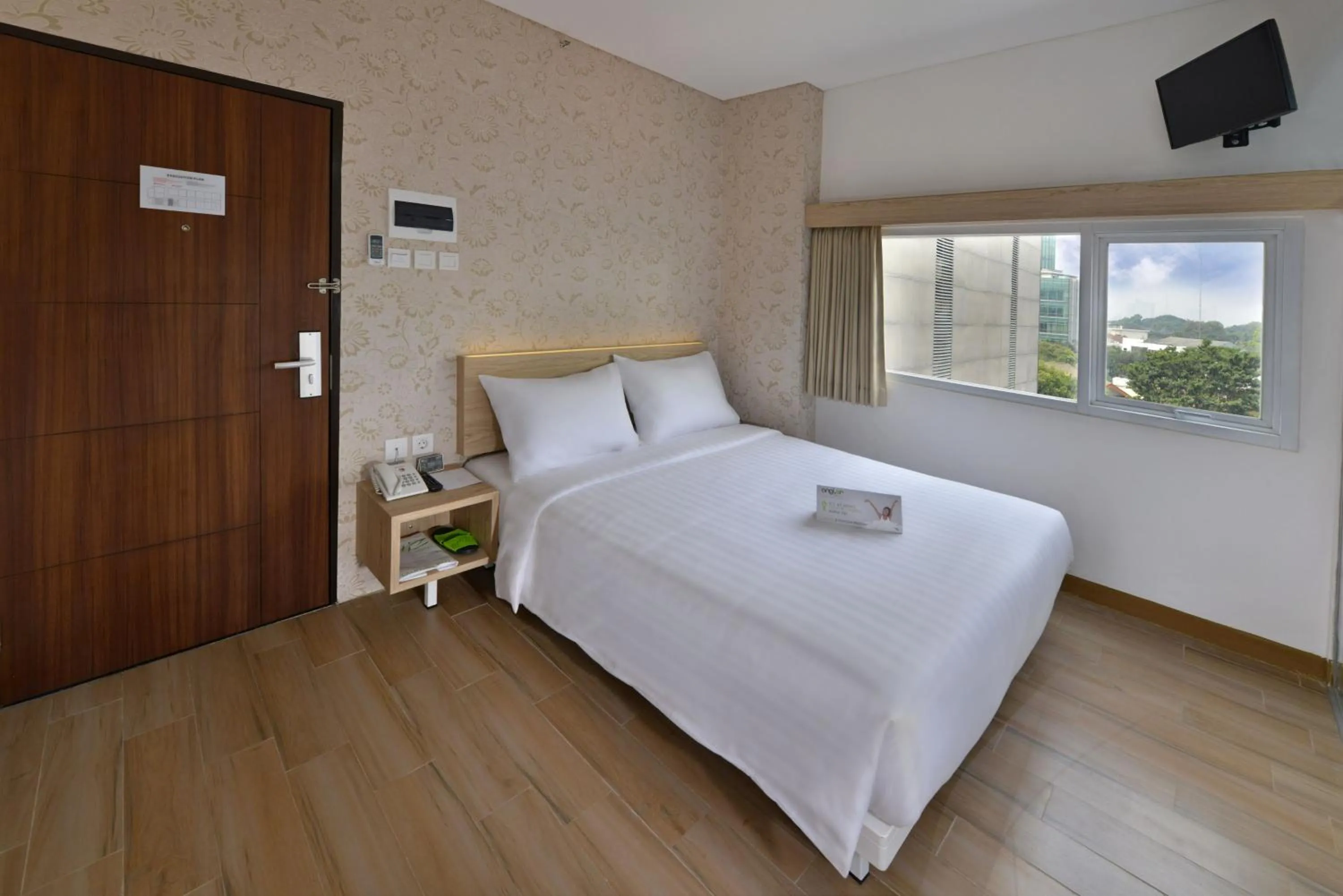 Superior Queen Room in Whiz Hotel Falatehan Jakarta