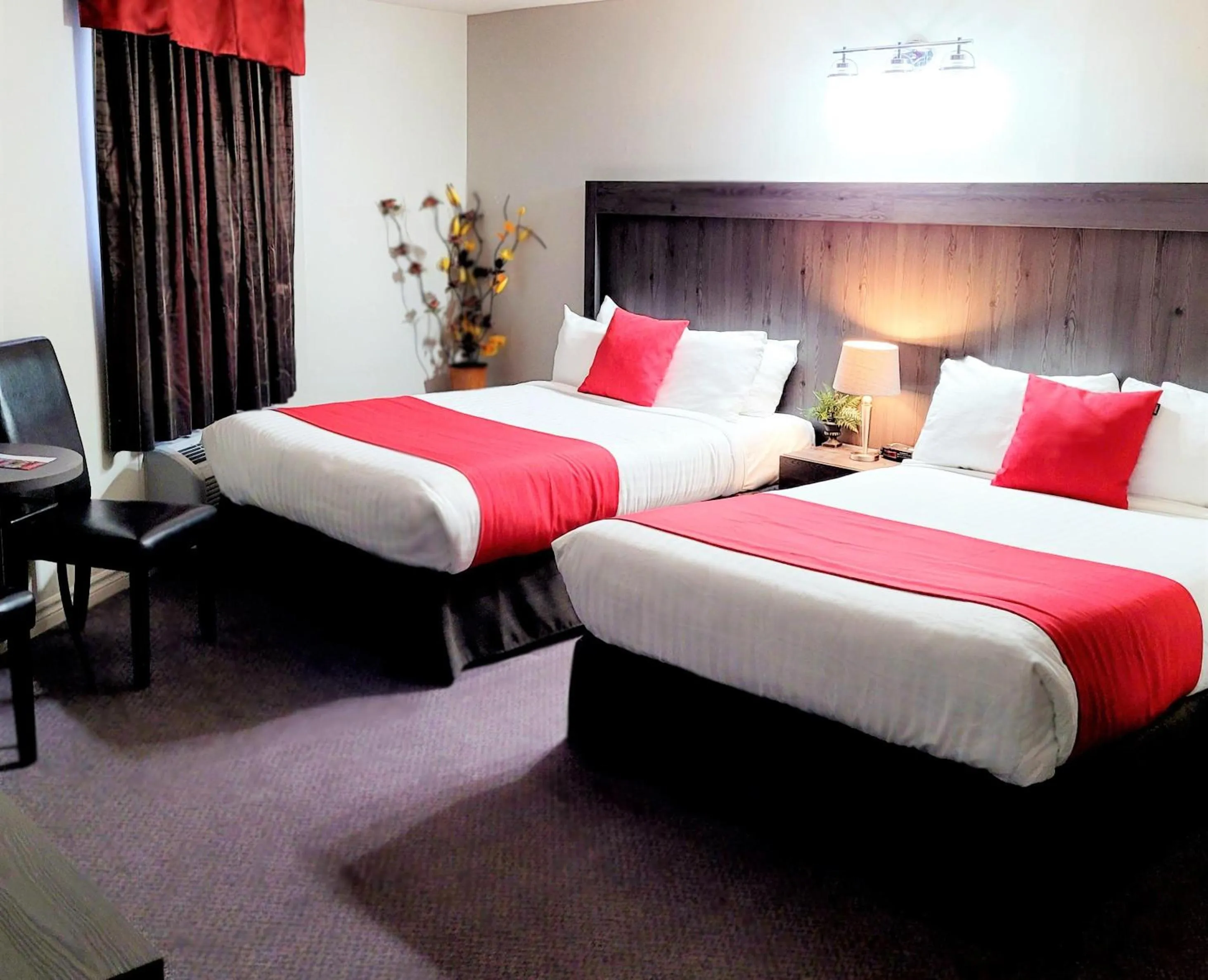Superior Double Room with Two Double Beds in Hotel et Motel Le Chateauguay