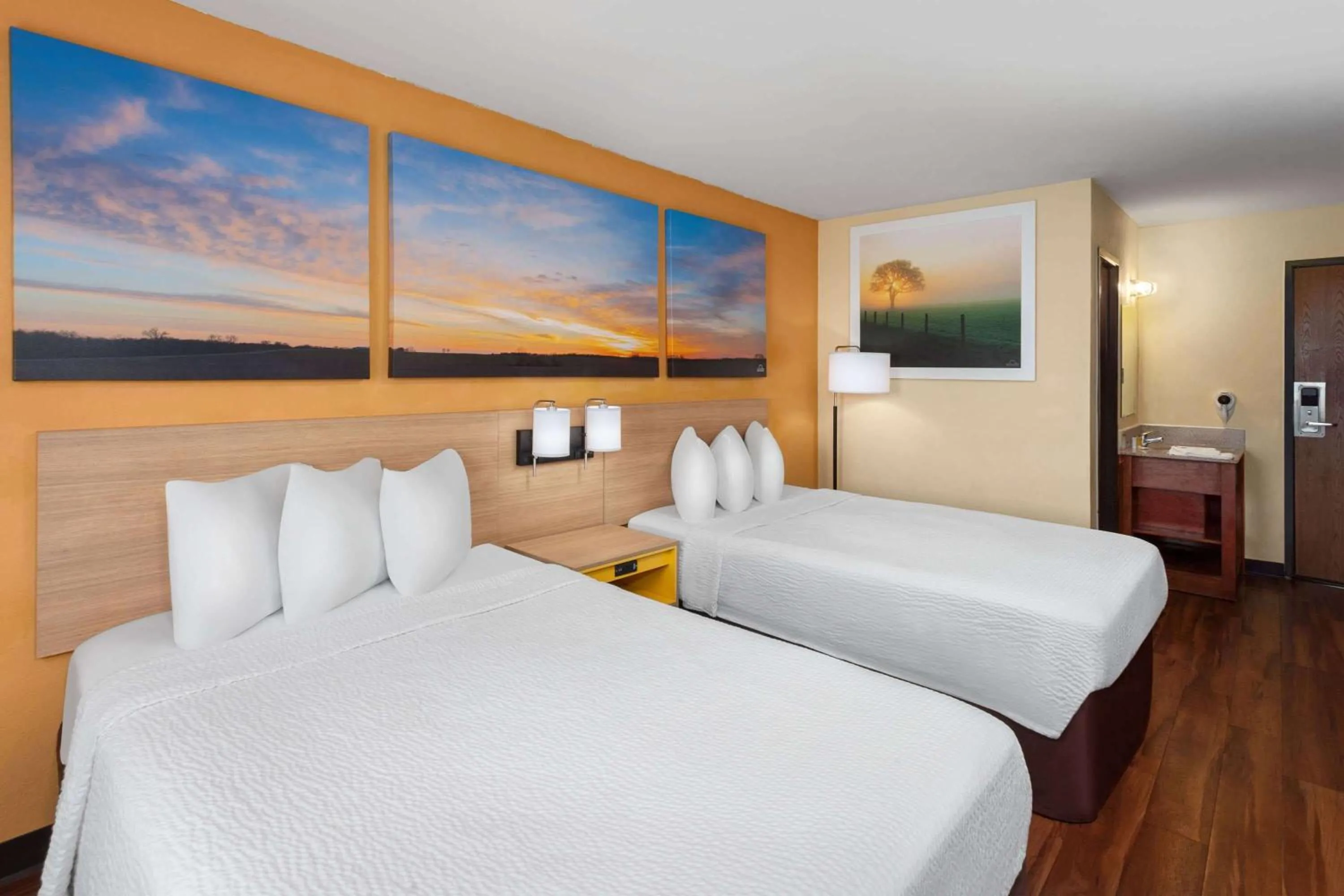 Double Room with Two Double Beds in Days Inn by Wyndham Rockford I-90 Walking Distance to Casino