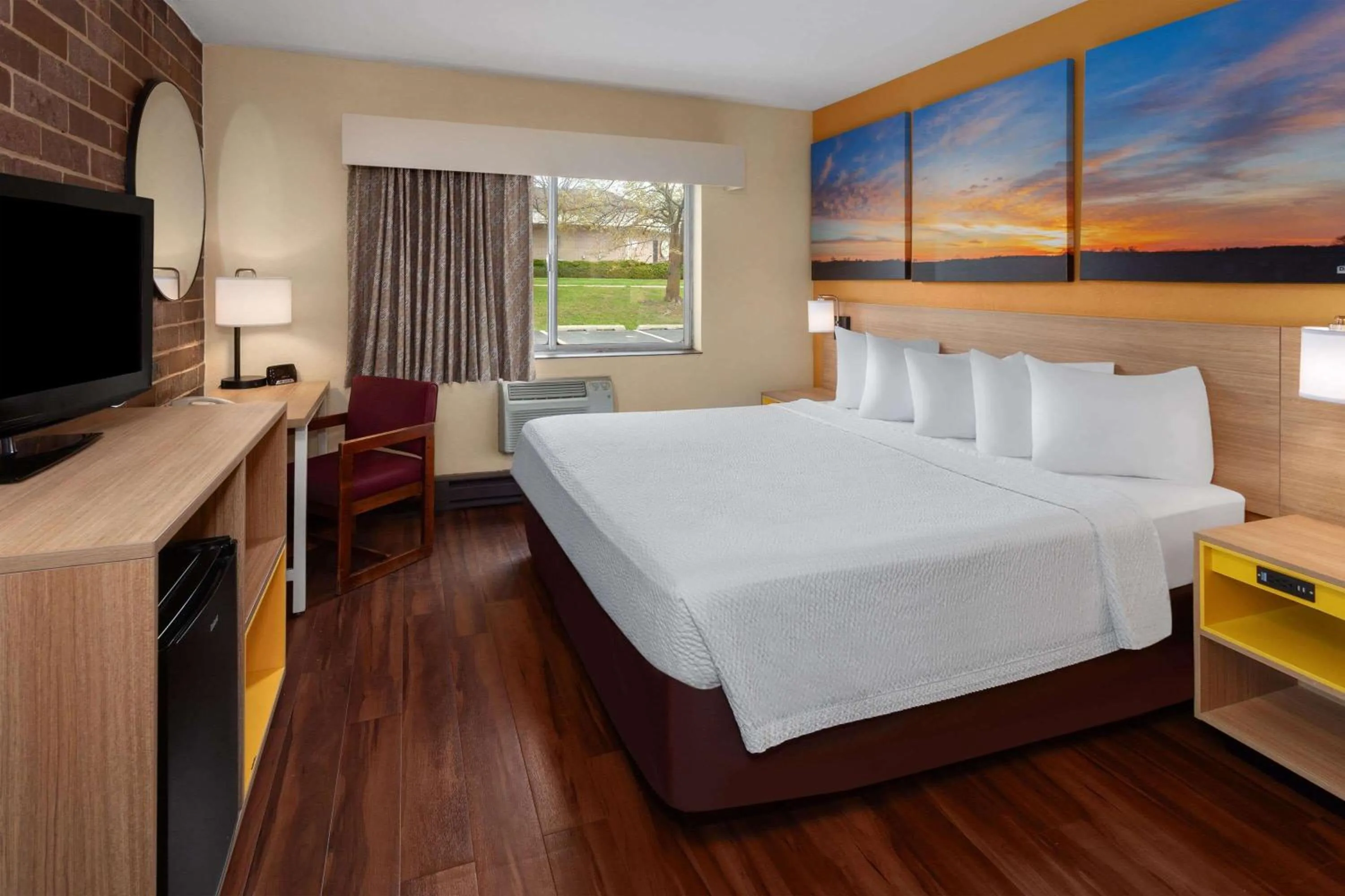 King Room in Days Inn by Wyndham Rockford I-90 Walking Distance to Casino