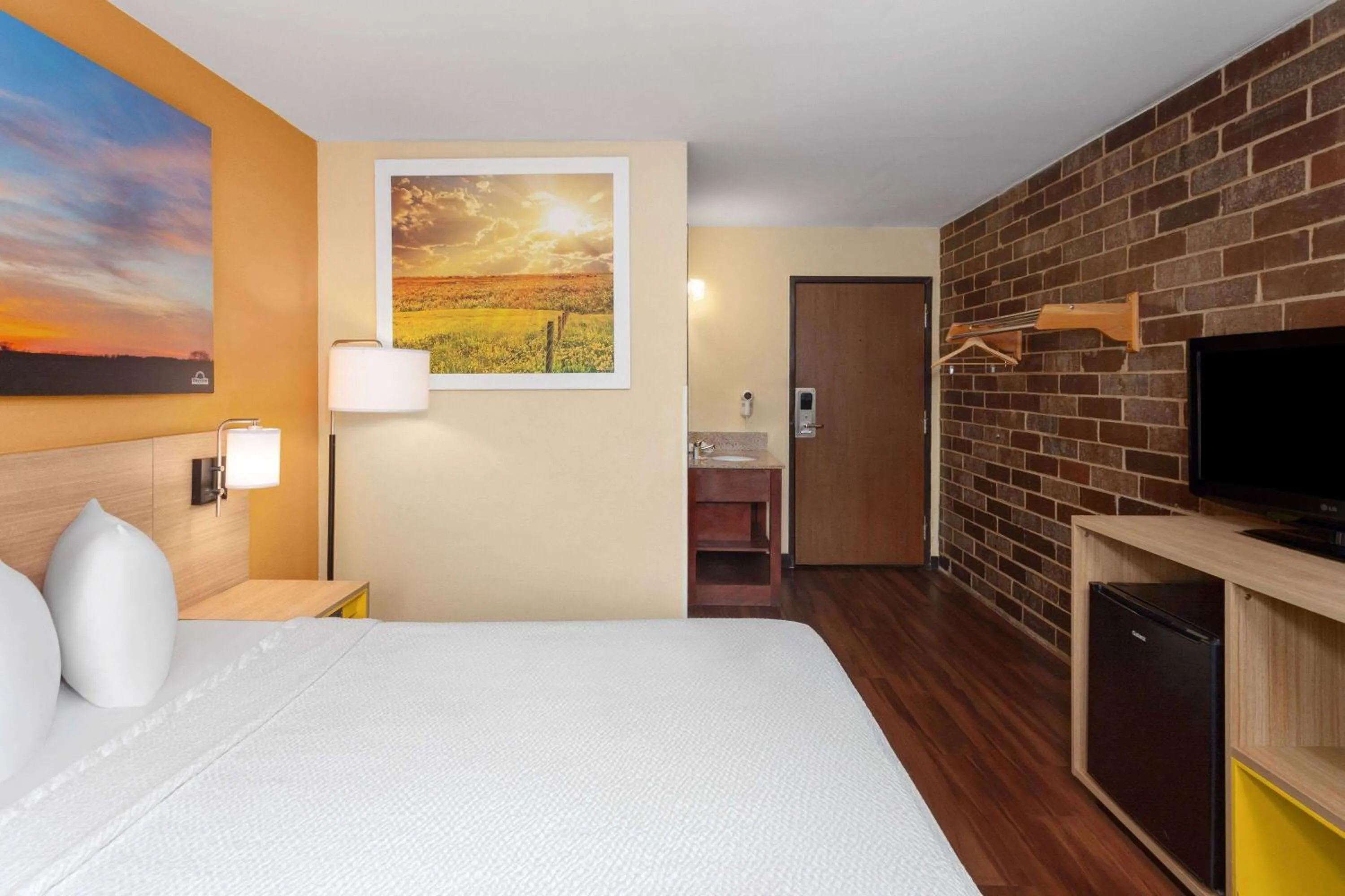King Studio Suite - Non-Smoking in Days Inn by Wyndham Rockford I-90 Walking Distance to Casino