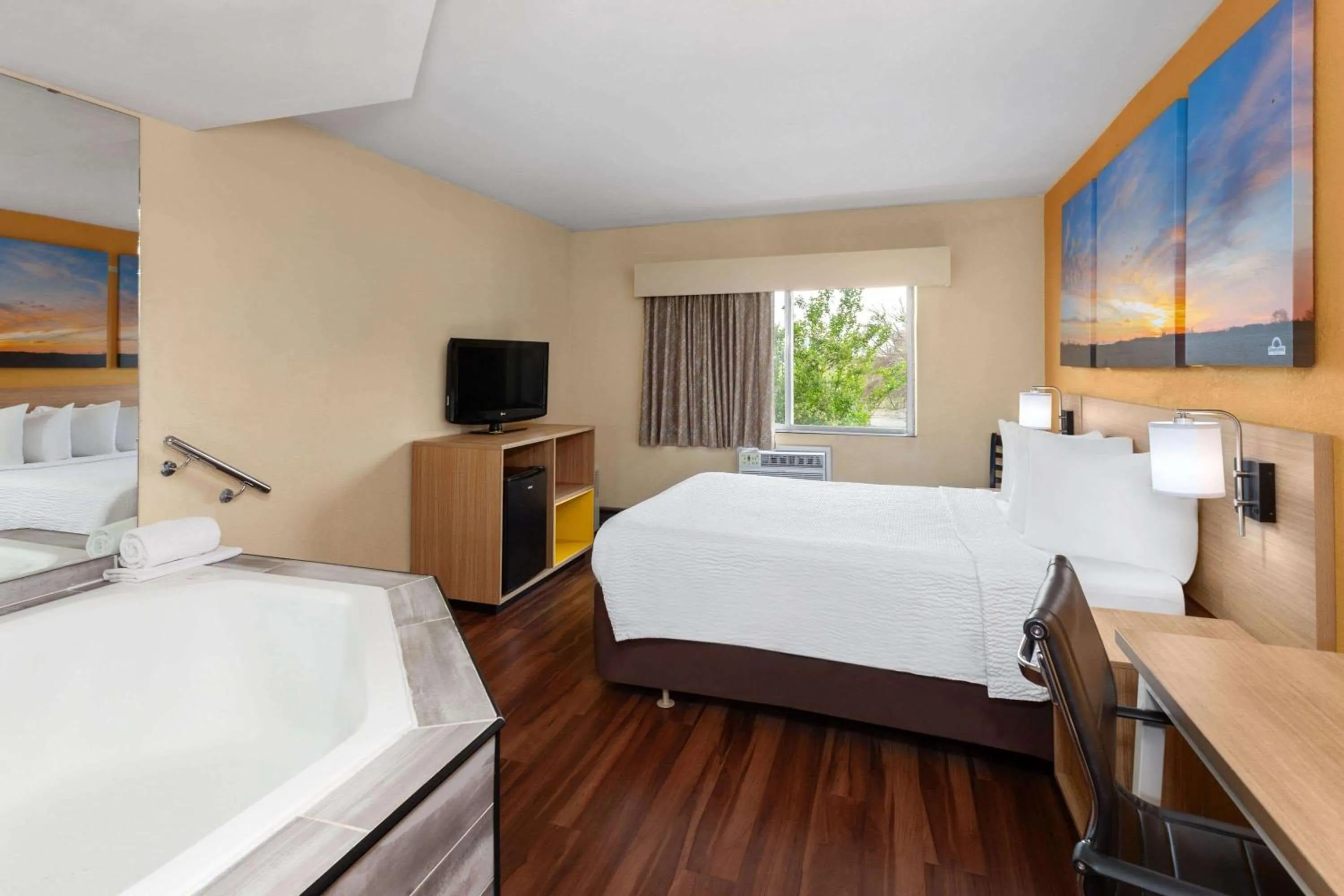 Queen Studio Suite - Non-Smoking in Days Inn by Wyndham Rockford I-90 Walking Distance to Casino