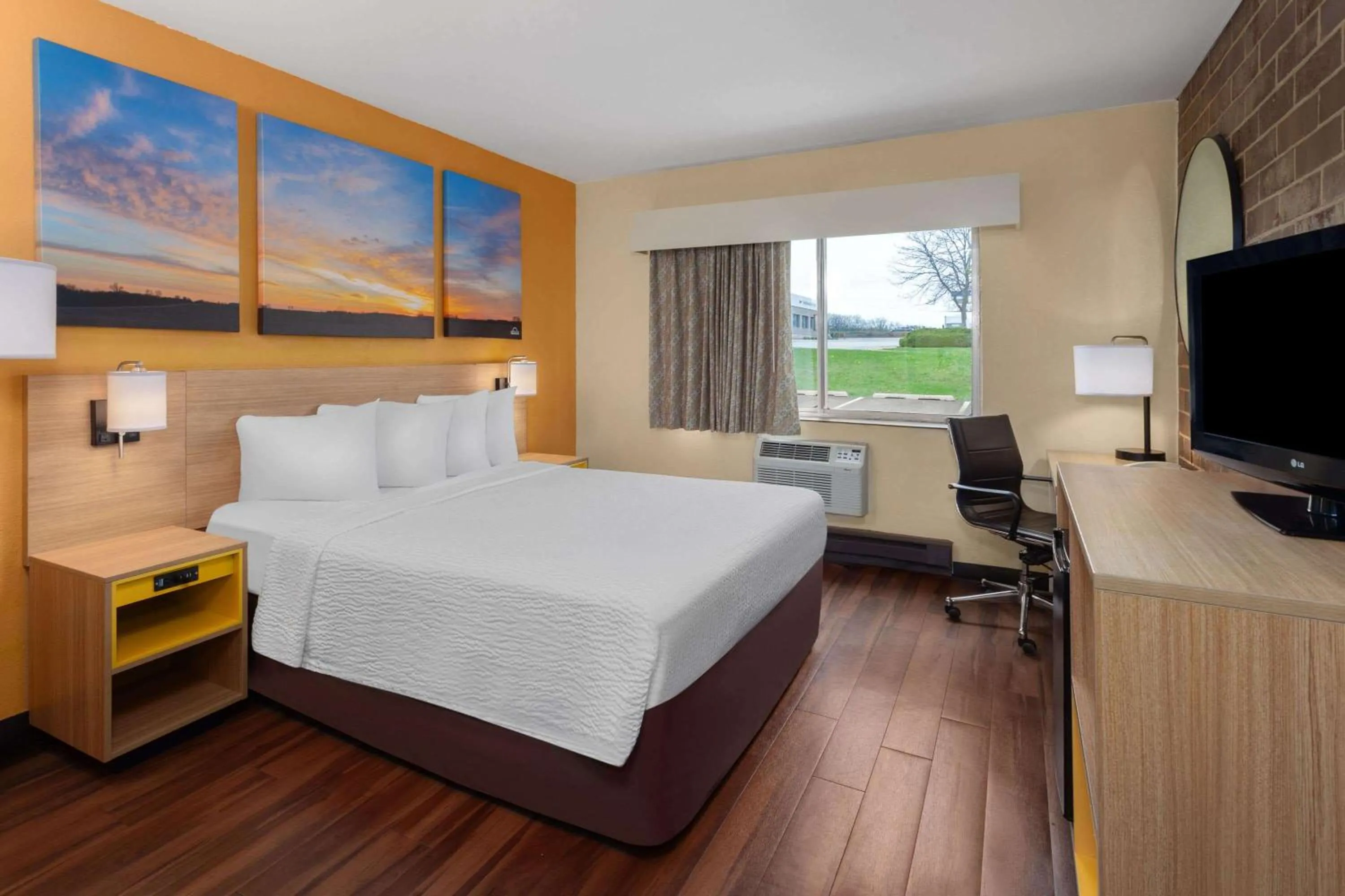 Queen Room - Non Smoking in Days Inn by Wyndham Rockford I-90 Walking Distance to Casino