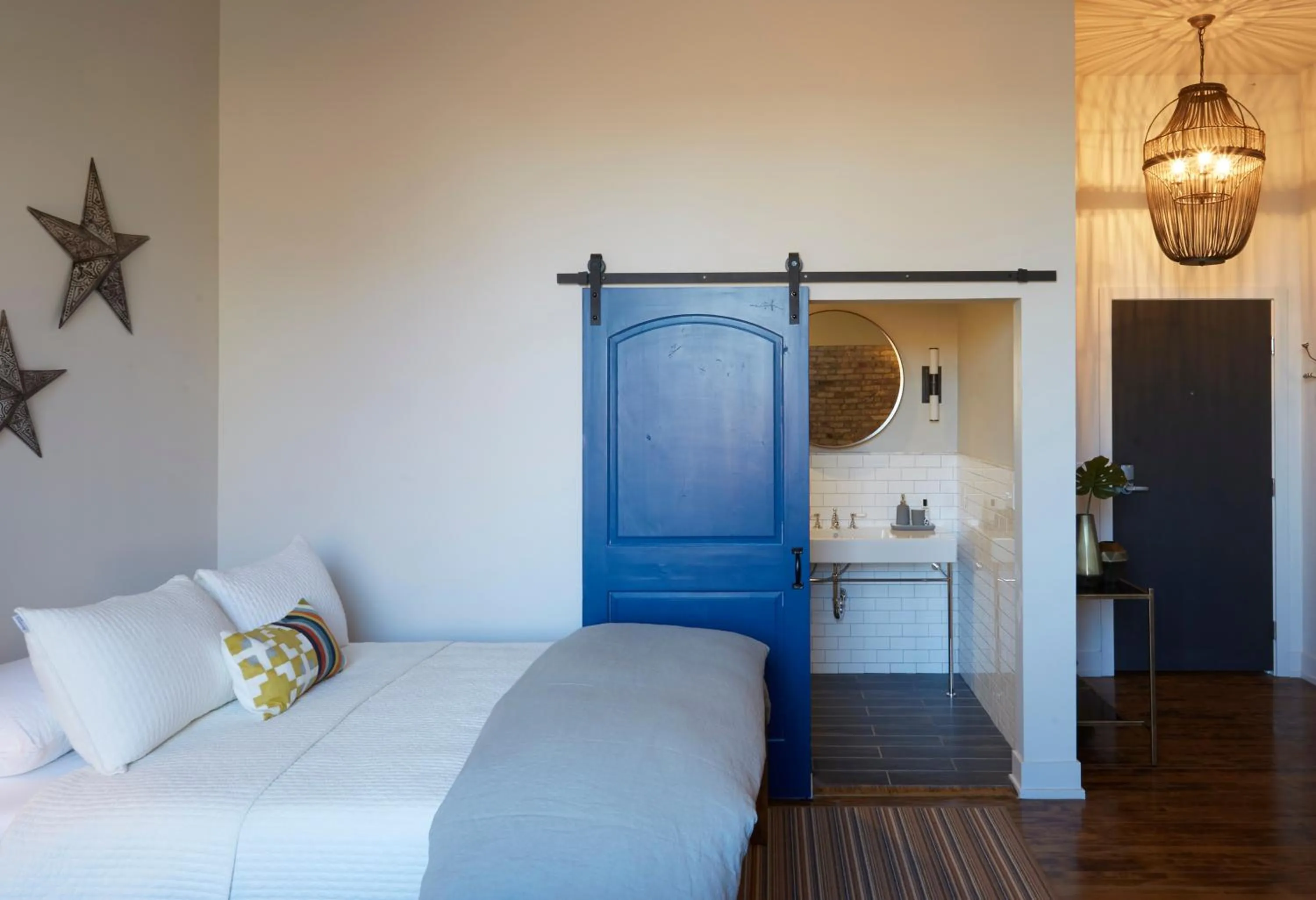 Queen Suite (Suite 3) in Kinn Guesthouse Bay View