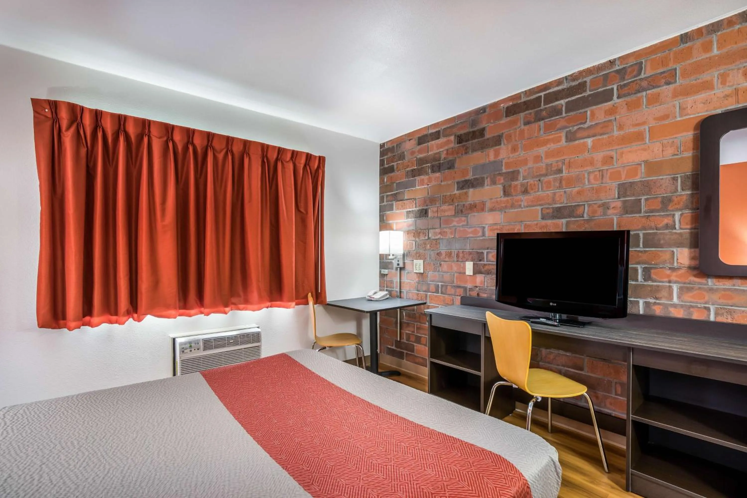 Deluxe Queen Room - Non-Smoking in Motel 6-Madison, WI - East