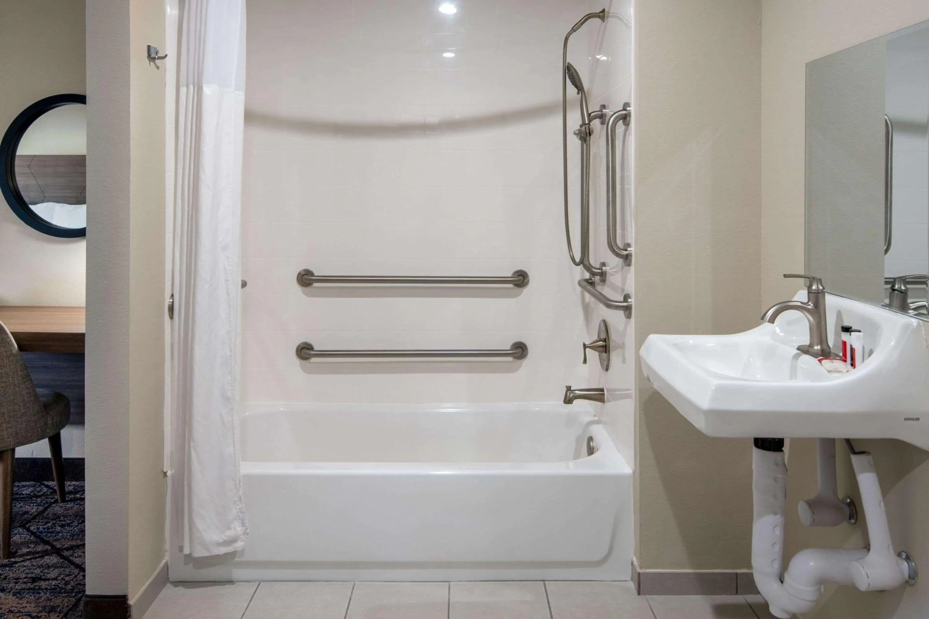 2 Double Beds, Mobility Accessible Room, Bathtub w/ Grab Bars, Non-Smoking in Ramada by Wyndham Modesto Yosemite Area