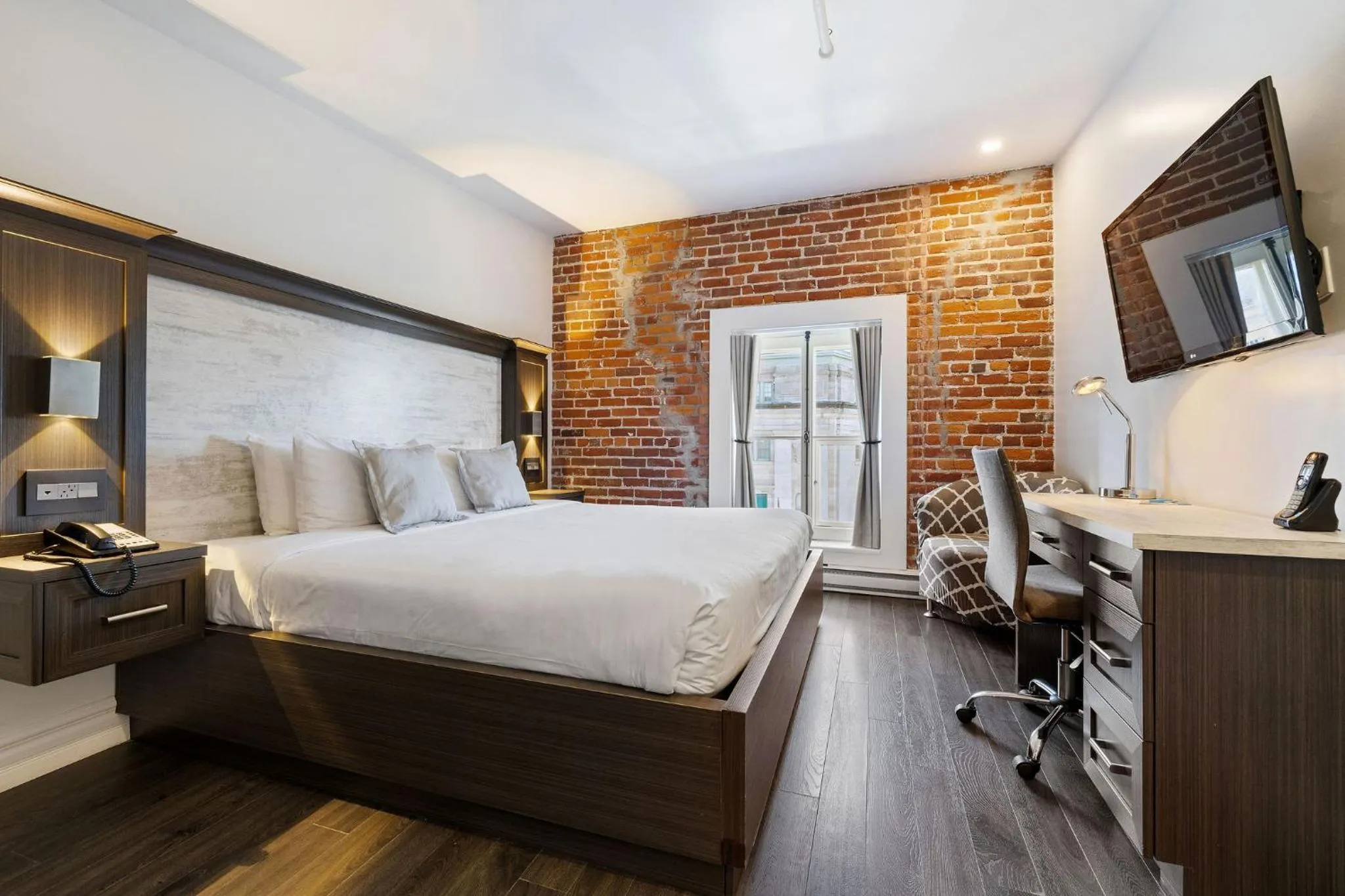 Deluxe Room / Kitchenette / Animals Permitted on 1st floor ($) in Hotel Port-Royal