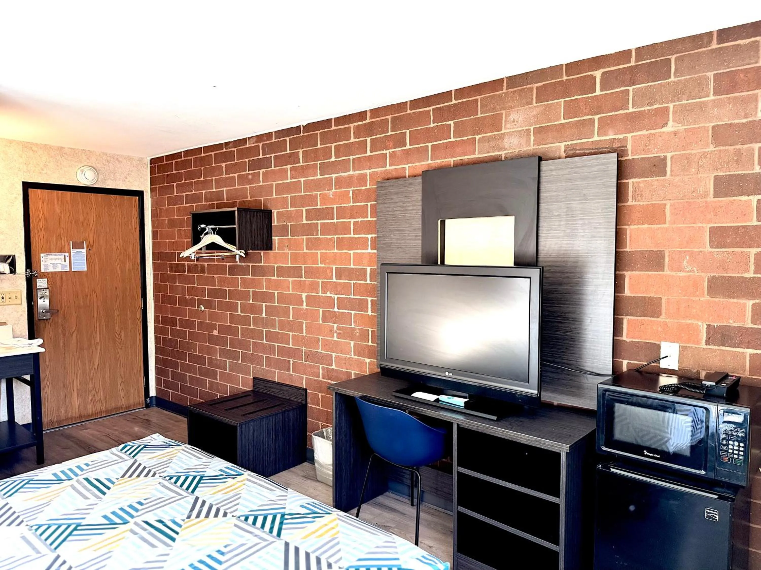 Queen Room - Non-Smoking in Motel 6-Eau Claire, WI