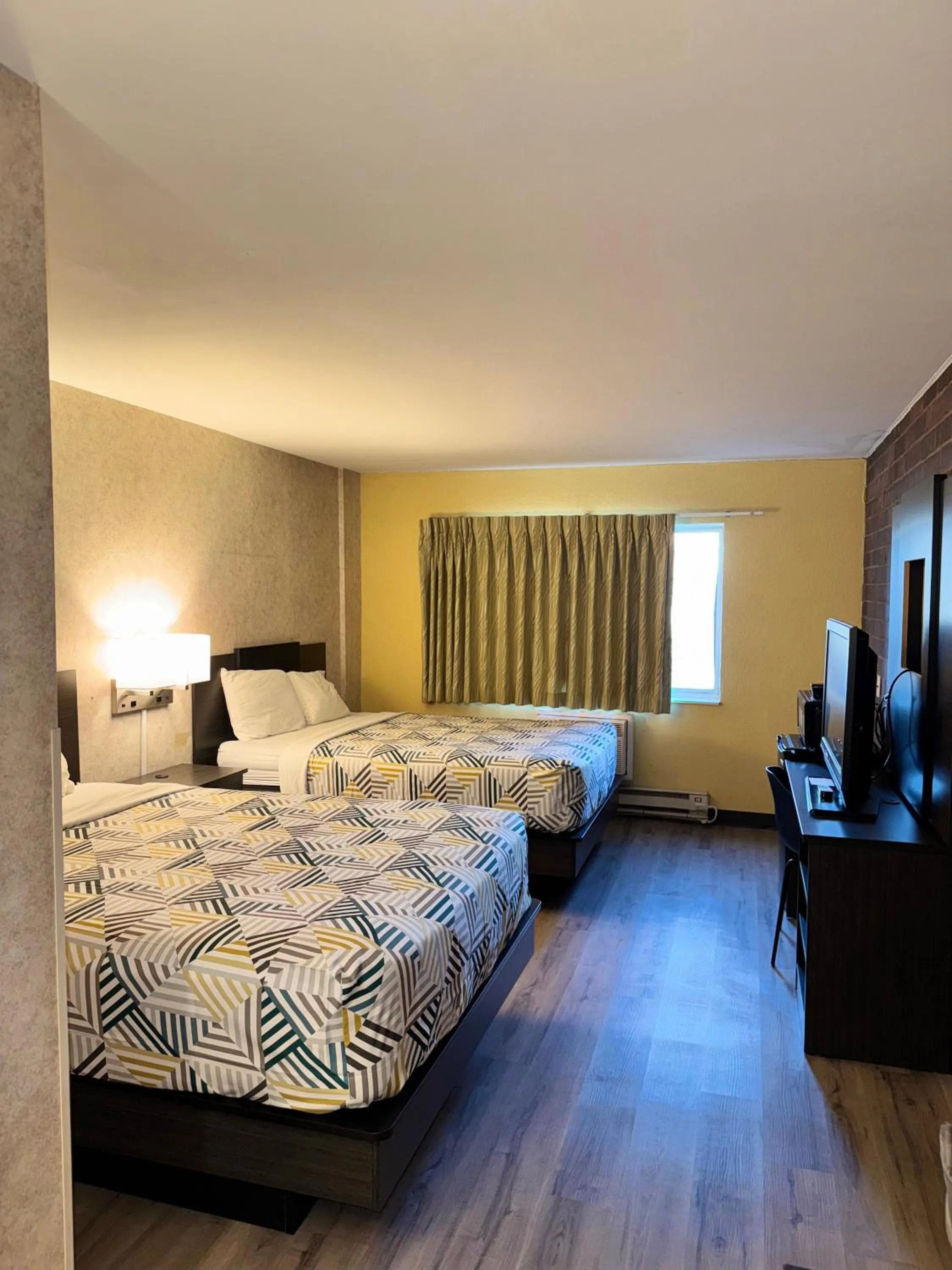 Quadruple Room - Disability Access - Non-Smoking in Motel 6-Eau Claire, WI