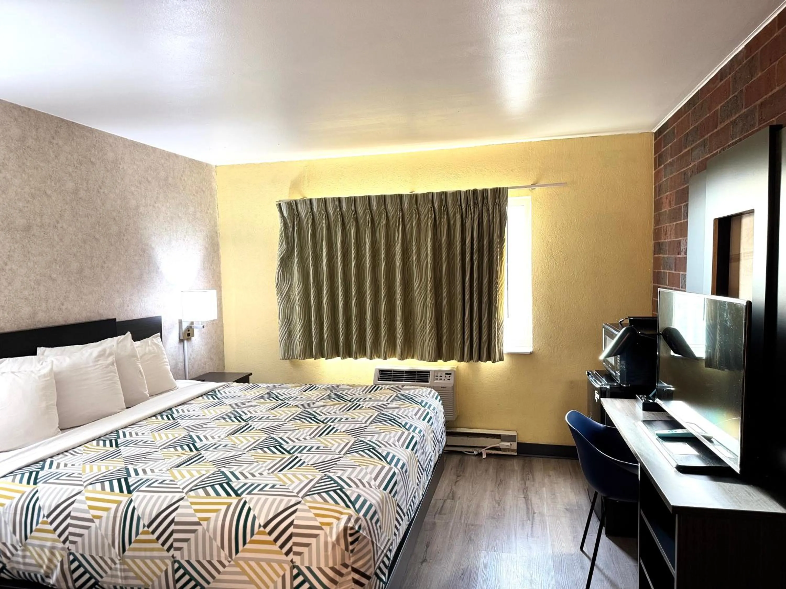 Queen Suite - Non-Smoking in Motel 6-Eau Claire, WI