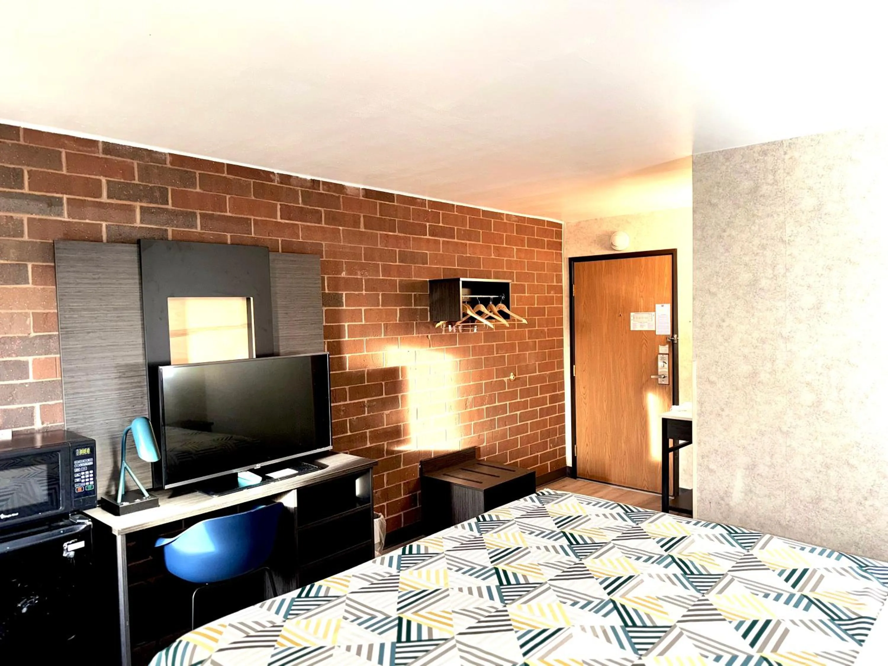 King Room - Non-Smoking in Motel 6-Eau Claire, WI