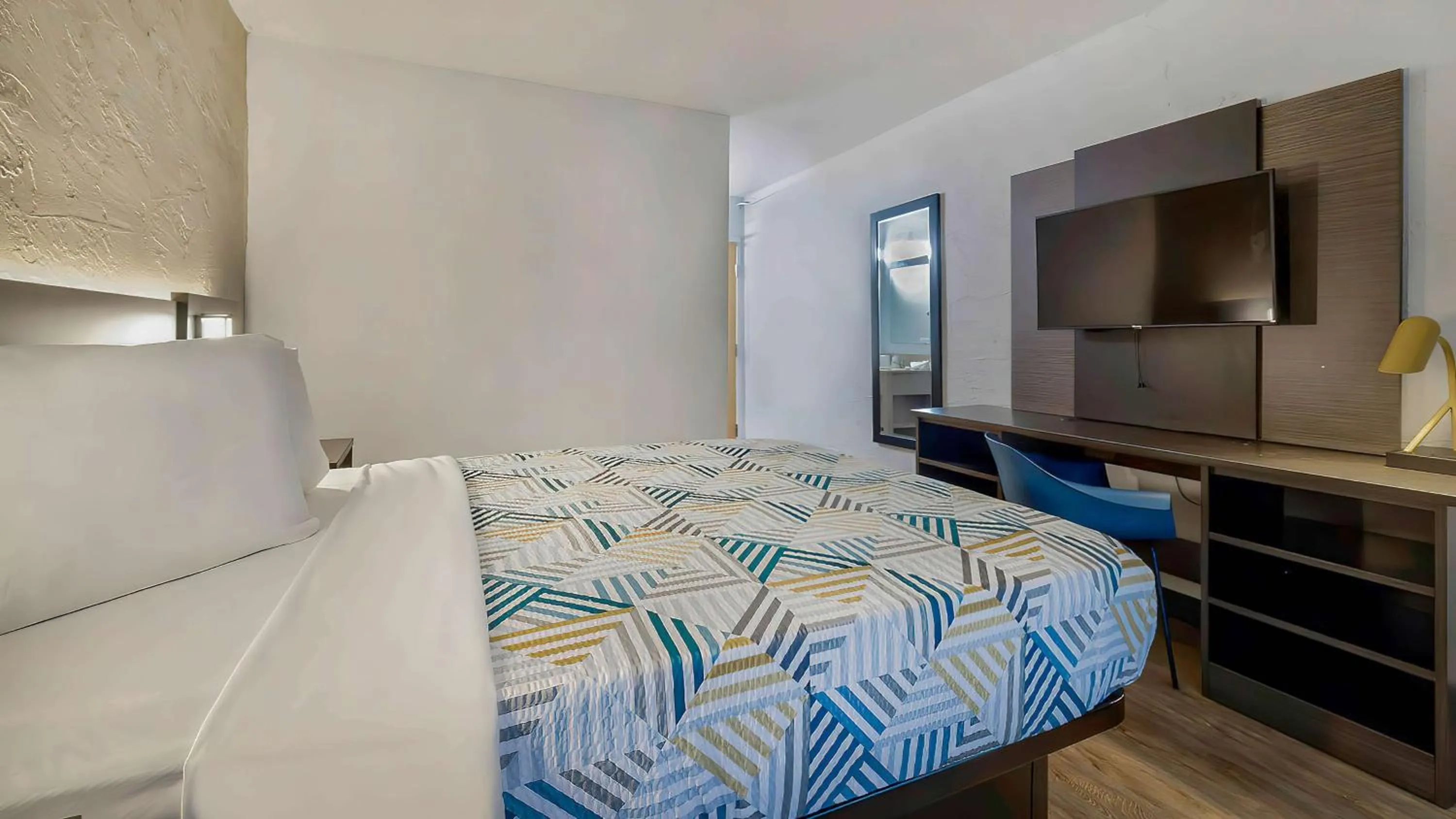 Queen Room - Disability Access - Non-Smoking in Motel 6-Milwaukee, WI - Glendale