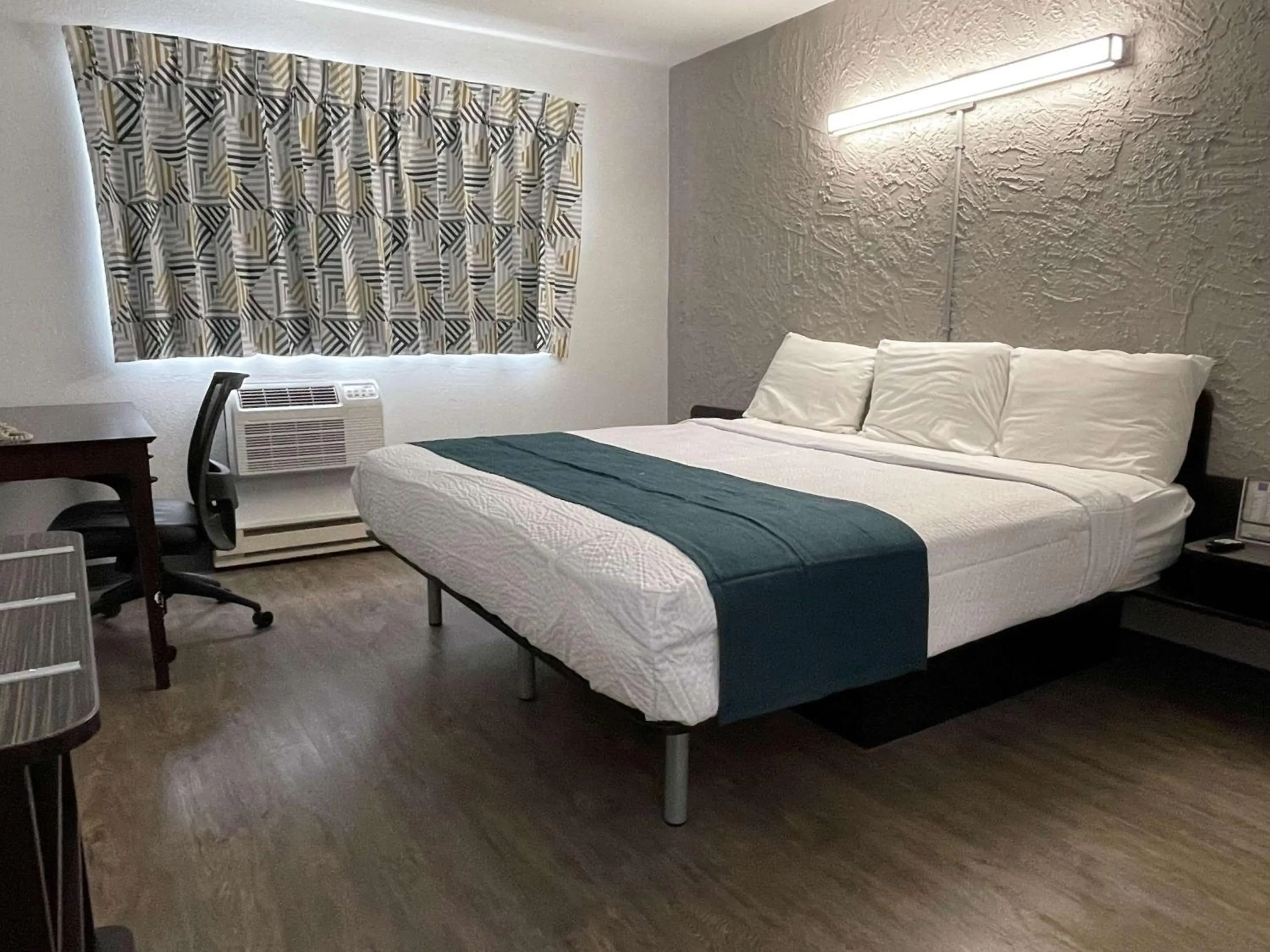 King Room with Spa Bath - single occupancy - Non-Smoking in Motel 6-Green Bay, WI - Lambeau