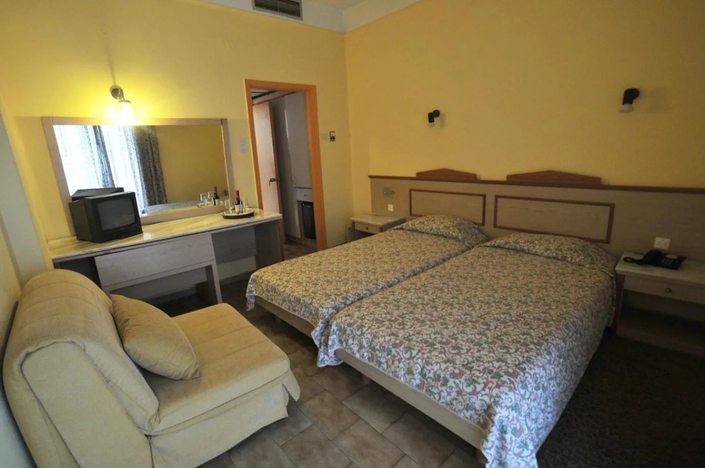 Single Room in Ilis Hotel
