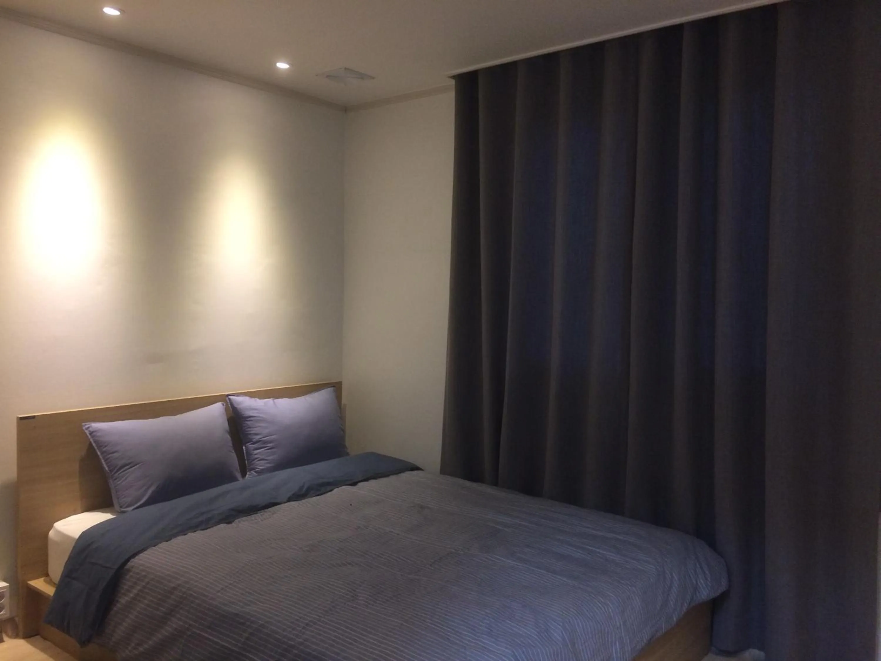 Standard Queen Room - single occupancy in Wood House Hotel