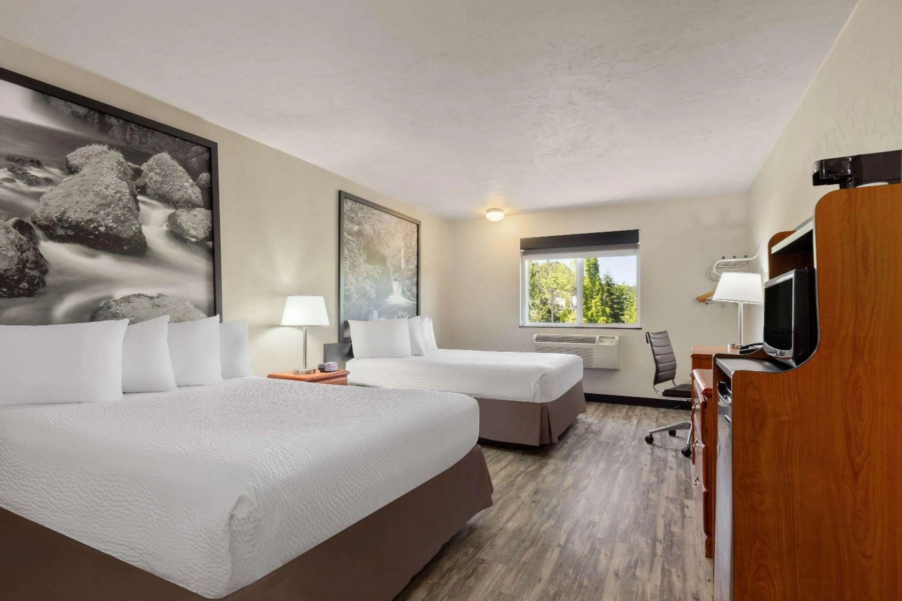 Queen Room with Two Queen Beds - Non-Smoking in Super 8 by Wyndham Roseburg