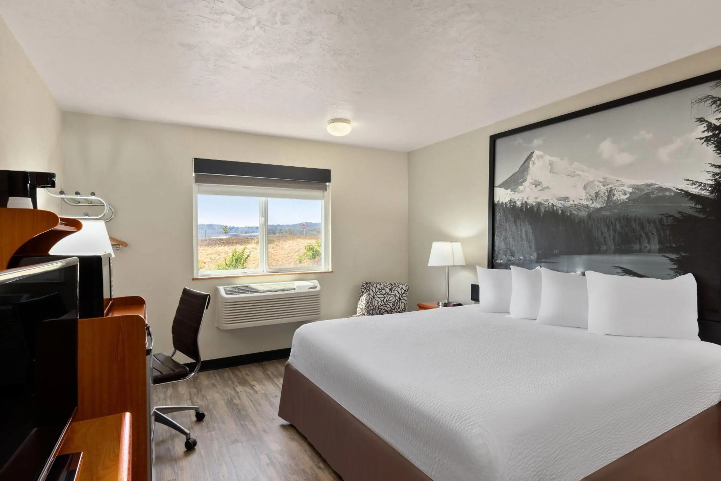 King Room - Non-Smoking in Super 8 by Wyndham Roseburg