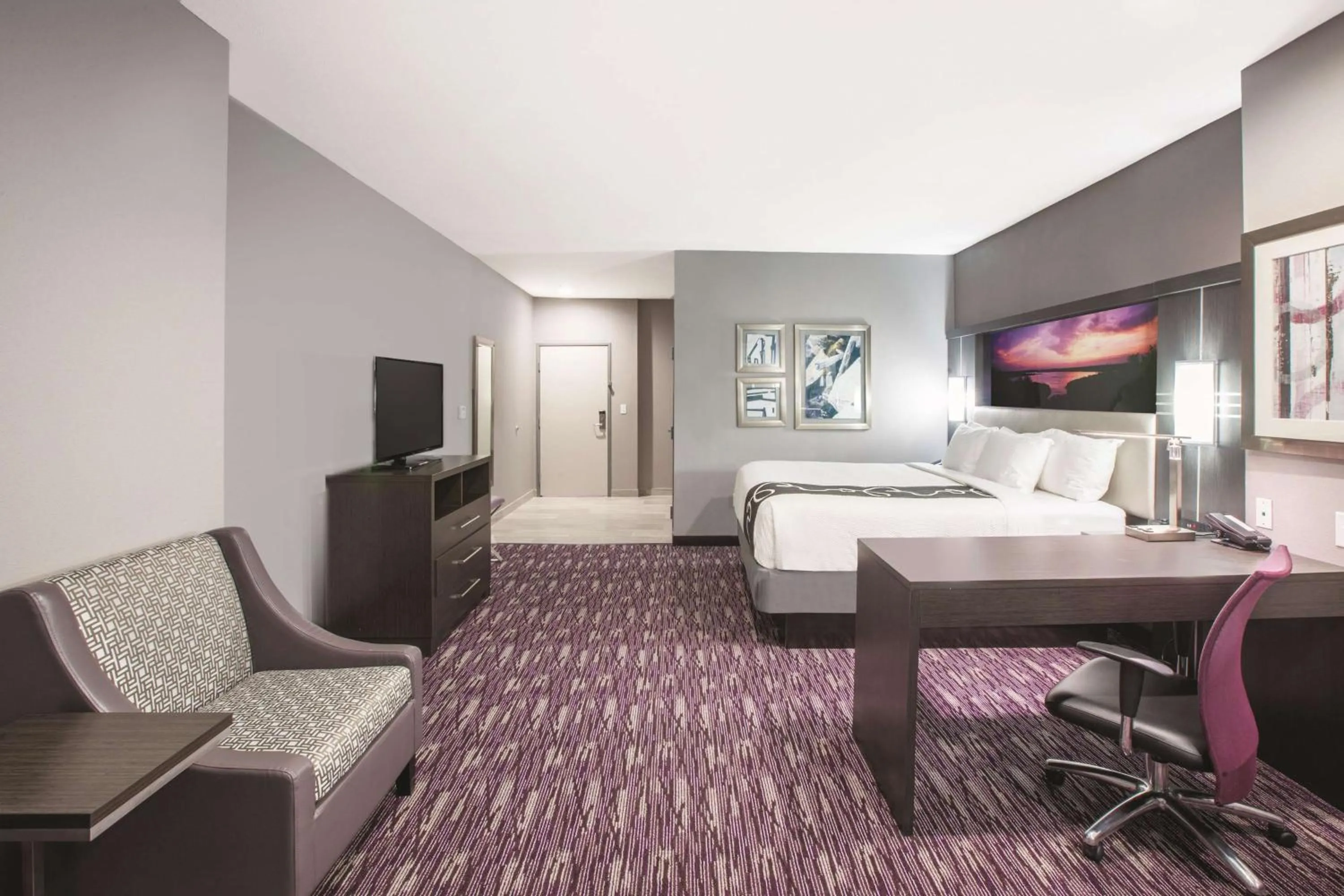 Deluxe King Room with Roll-In Shower - Mobility/Hearing Accessible - Non-Smoking in La Quinta by Wyndham Kingsville