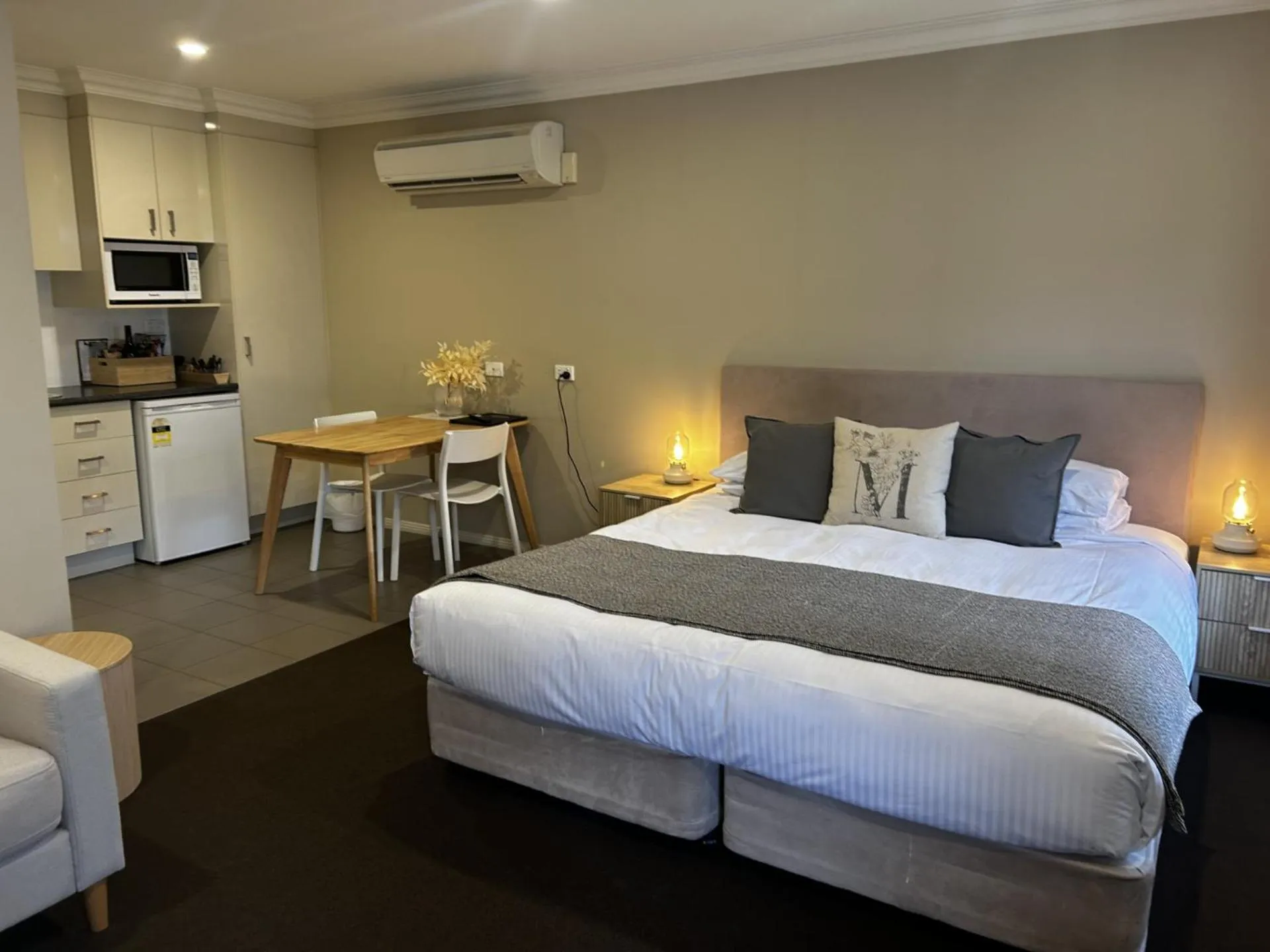 Deluxe King Room in Millthorpe Motel