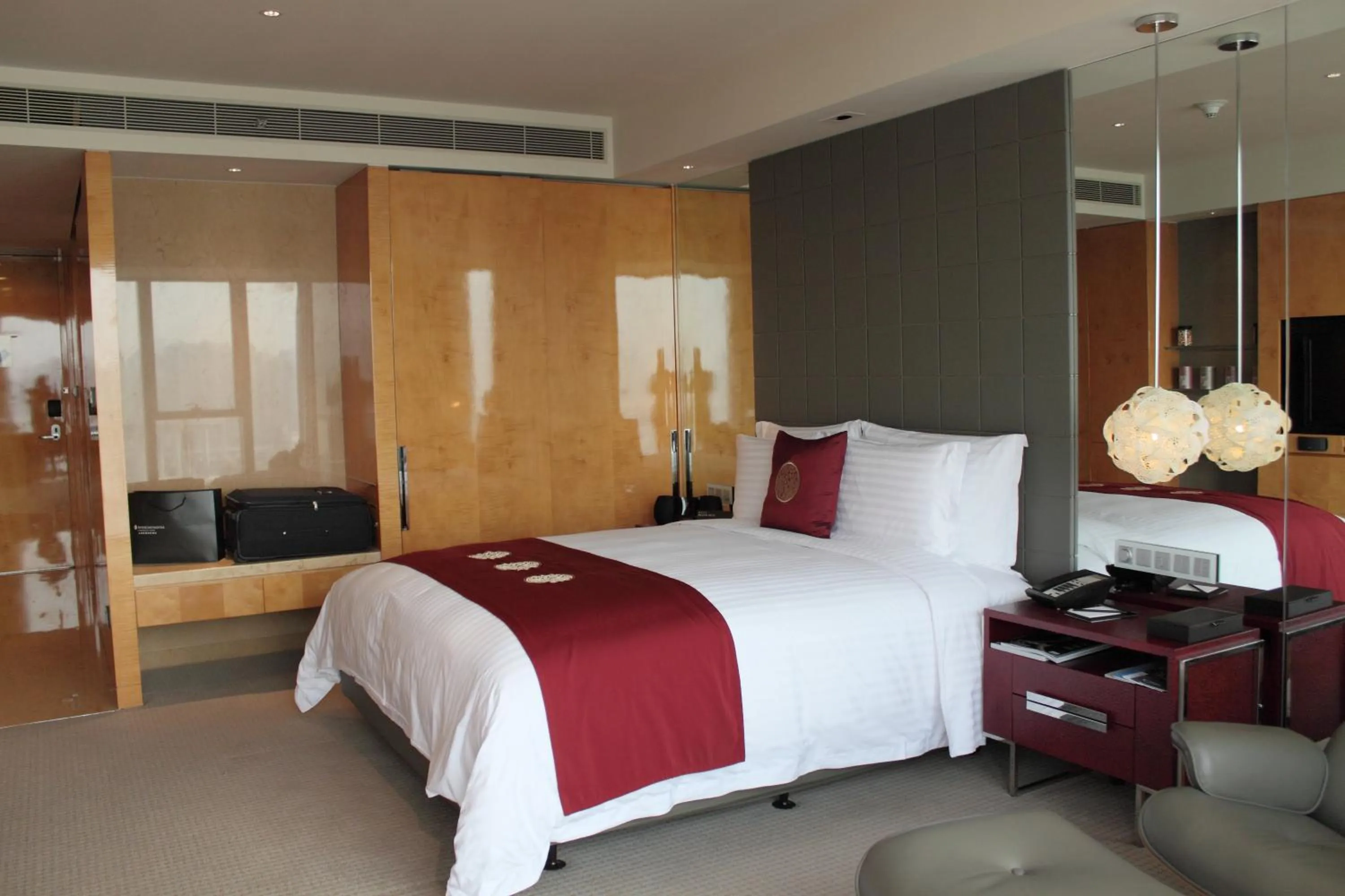 Twin Classic River View in InterContinental Shanghai Expo by IHG - Huangpu Riverview, 3KM to the Bund & Lujiazui, Near 2 Major Exhibition Centers, Onsite Currency Exchange