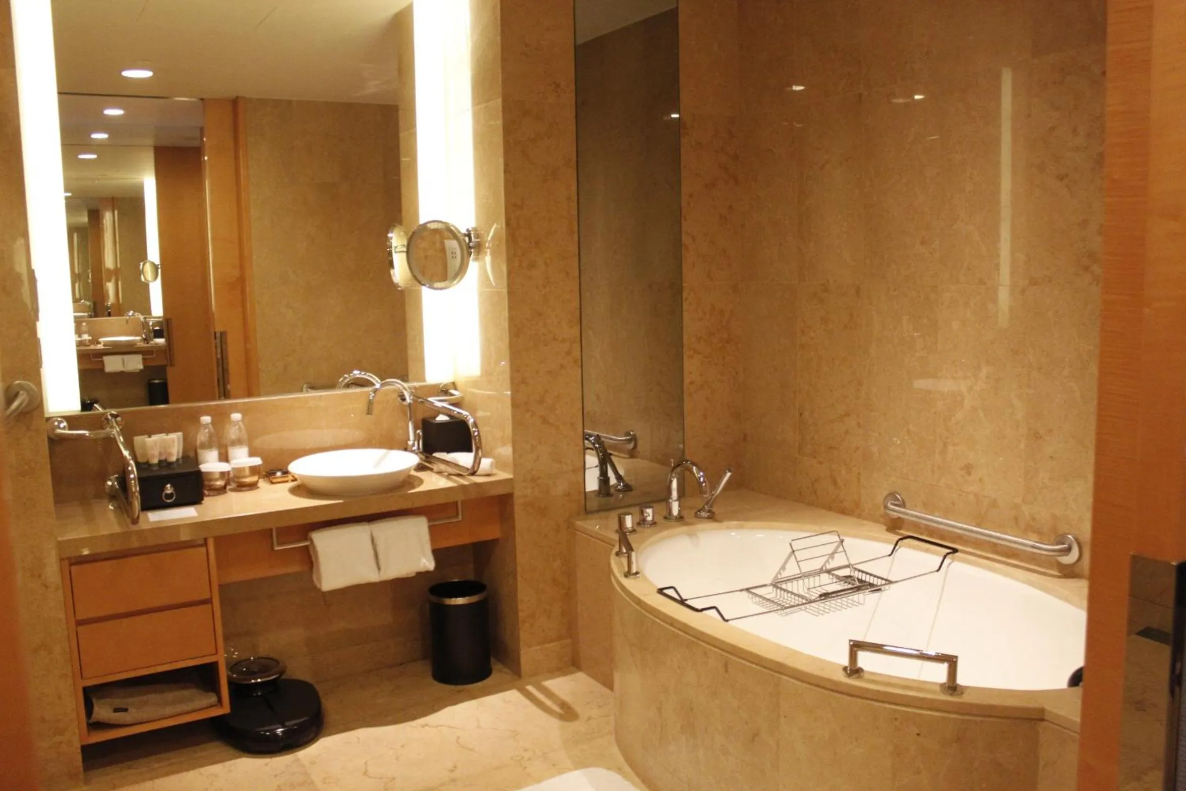 Premium King Room with Lounge Access and City View in InterContinental Shanghai Expo by IHG - Huangpu Riverview, 3KM to the Bund & Lujiazui, Near 2 Major Exhibition Centers, Onsite Currency Exchange