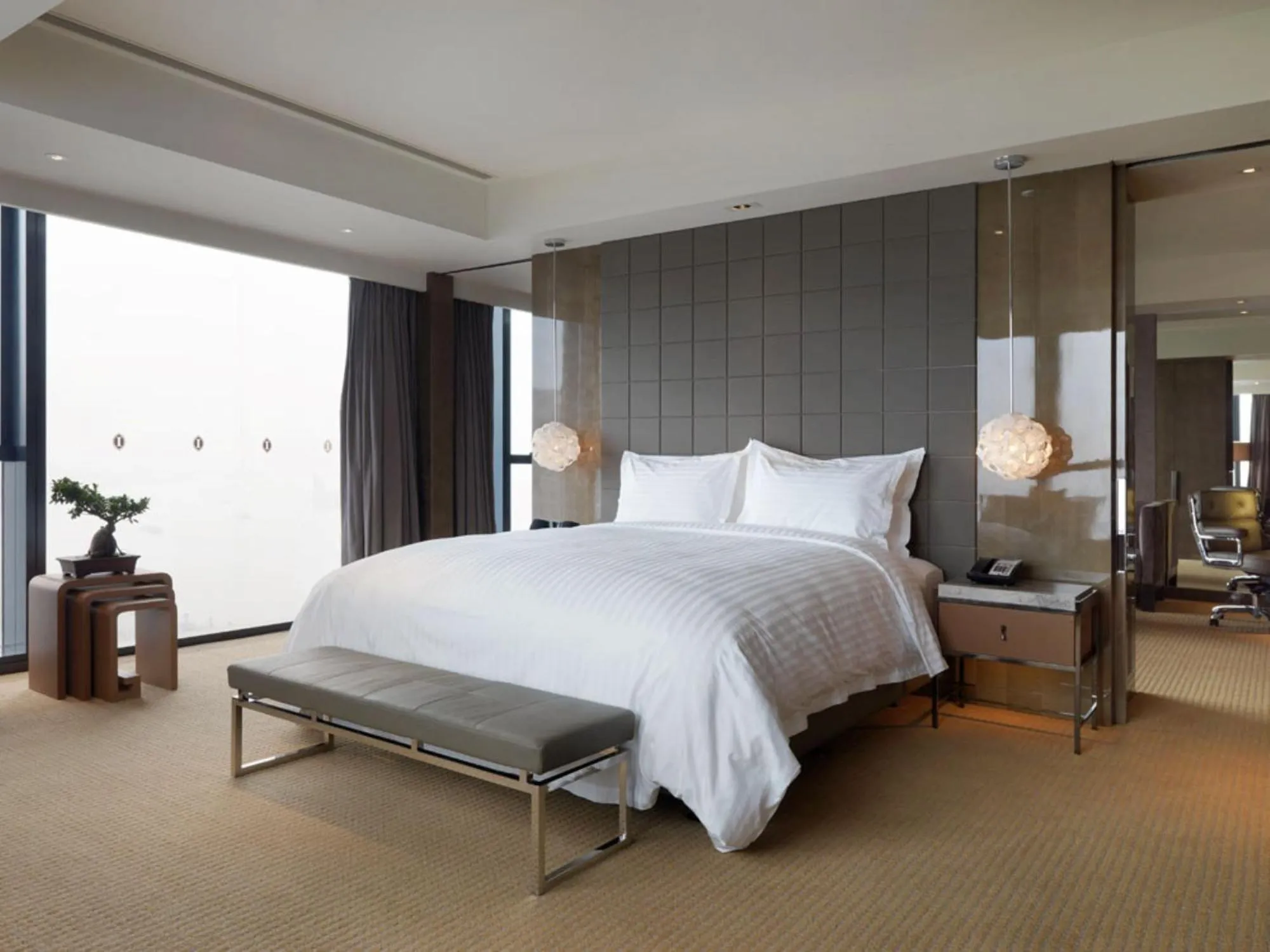 Executive King Suite in InterContinental Shanghai Expo by IHG - Huangpu Riverview, 3KM to the Bund & Lujiazui, Near 2 Major Exhibition Centers, Onsite Currency Exchange