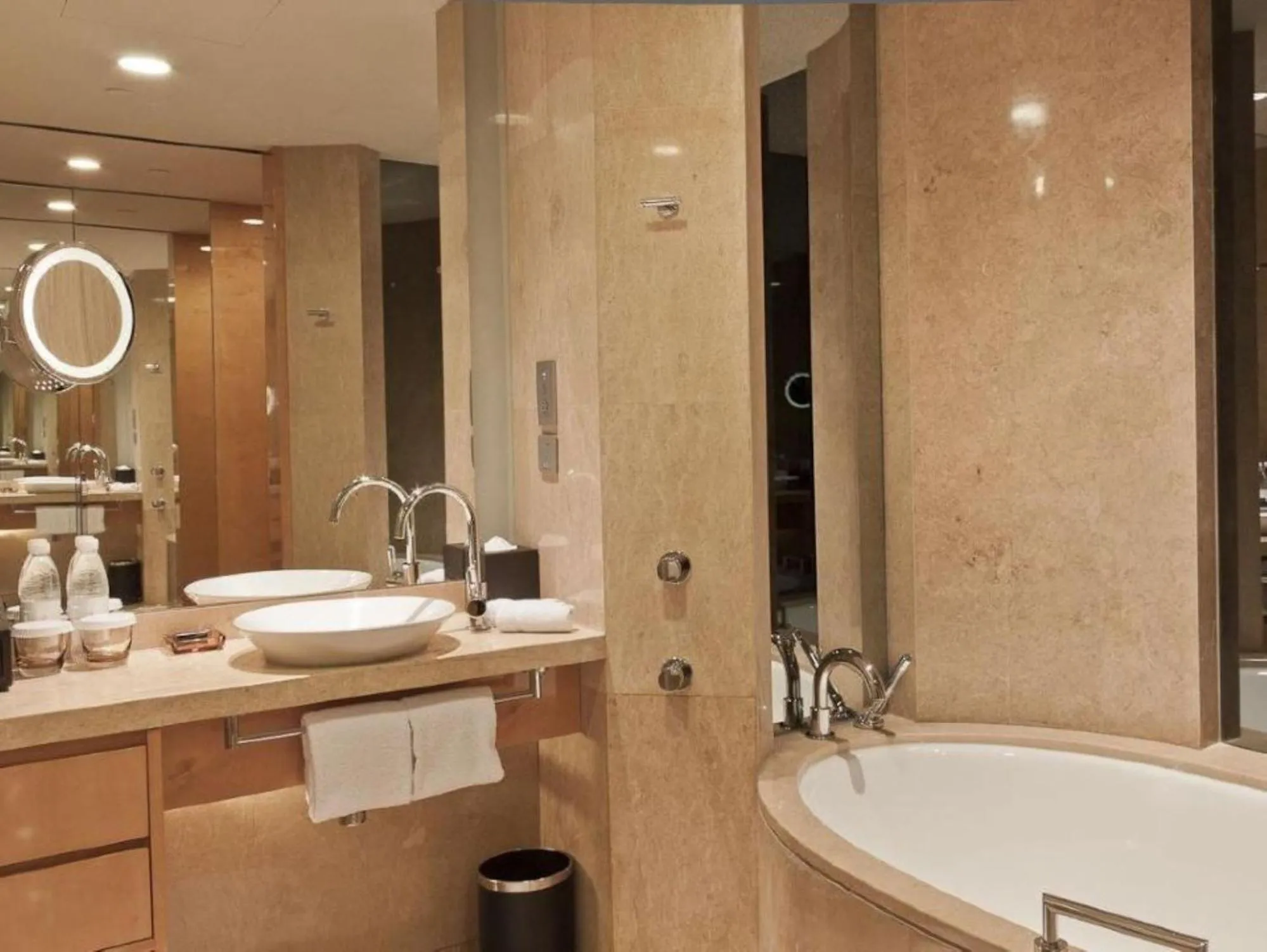 Premium Twin Room with River View - Club Lounge Access in InterContinental Shanghai Expo by IHG - Huangpu Riverview, 3KM to the Bund & Lujiazui, Near 2 Major Exhibition Centers, Onsite Currency Exchange