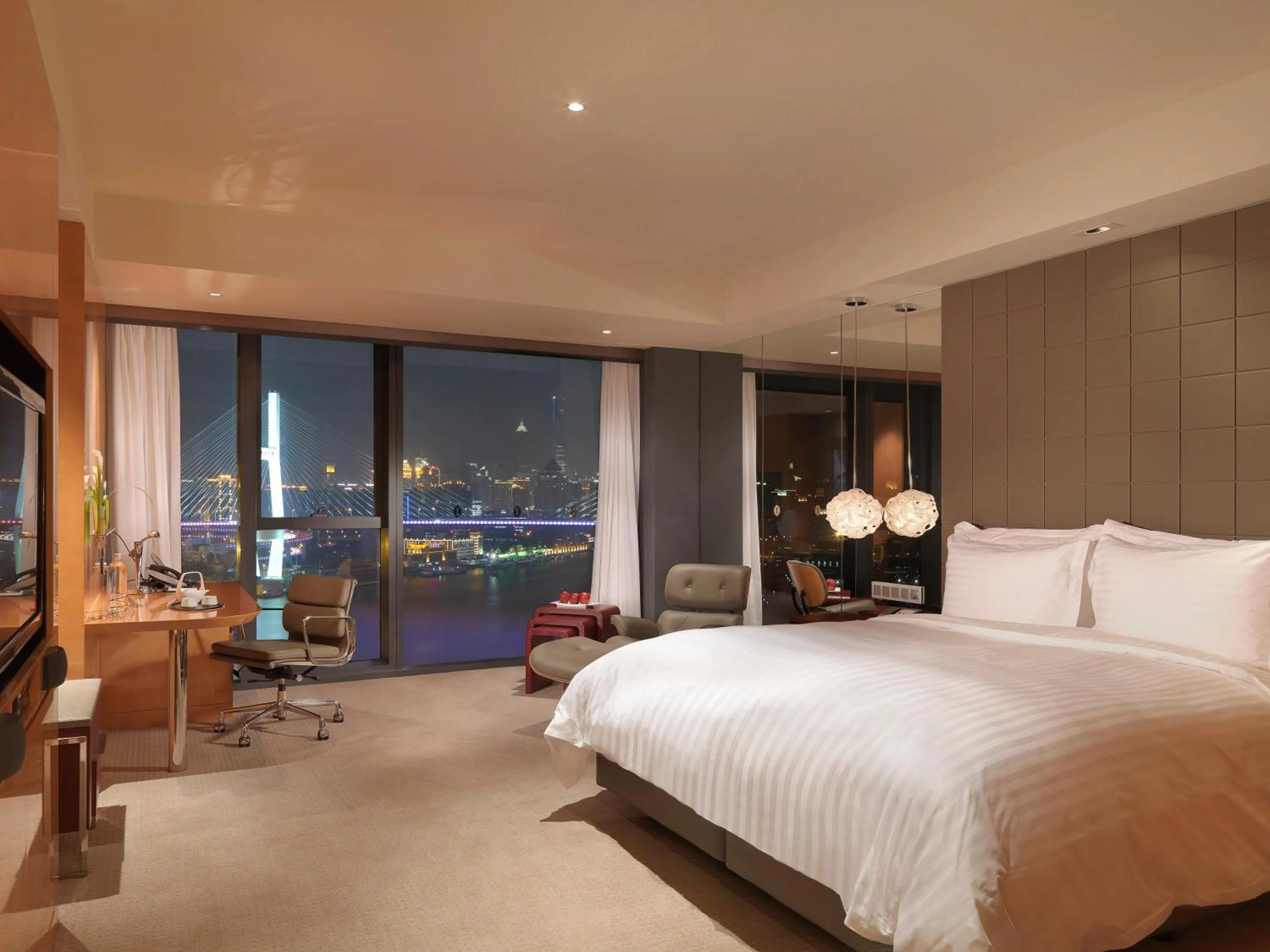 Classic Room in InterContinental Shanghai Expo by IHG - Huangpu Riverview, 3KM to the Bund & Lujiazui, Near 2 Major Exhibition Centers, Onsite Currency Exchange