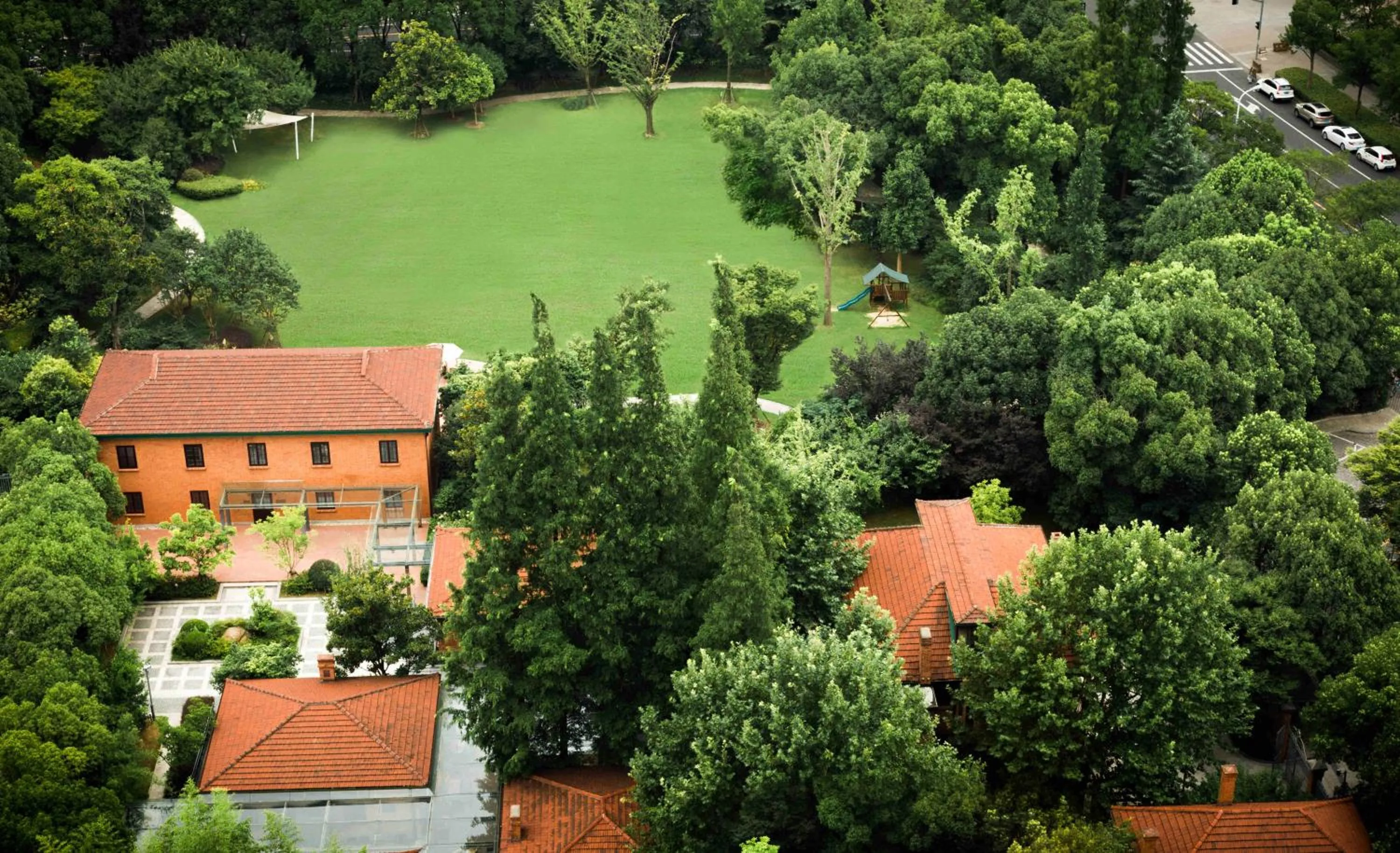 Club Twin Room with Garden View  in InterContinental Shanghai Expo by IHG - Huangpu Riverview, 3KM to the Bund & Lujiazui, Near 2 Major Exhibition Centers, Onsite Currency Exchange