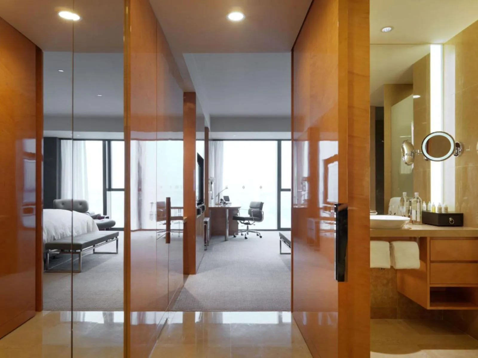 Classic King Room with River View - High Floor in InterContinental Shanghai Expo by IHG - Huangpu Riverview, 3KM to the Bund & Lujiazui, Near 2 Major Exhibition Centers, Onsite Currency Exchange