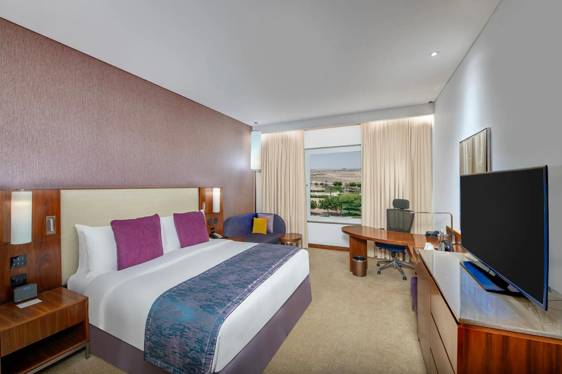 Premium King Room with Mountain View - Lounge Access in Crowne Plaza Muscat OCEC by IHG