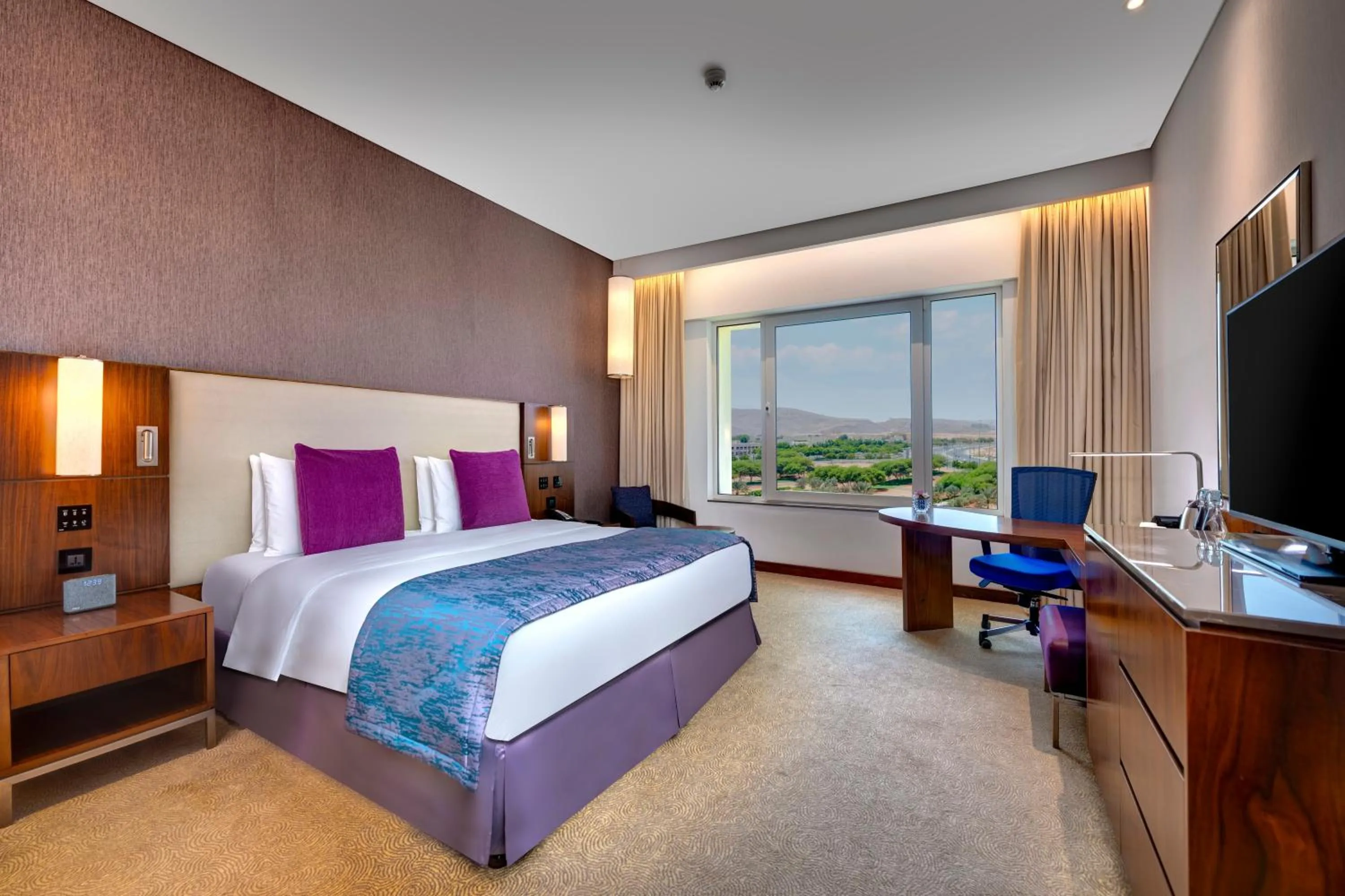 King Room with Mountain View in Crowne Plaza Muscat OCEC by IHG
