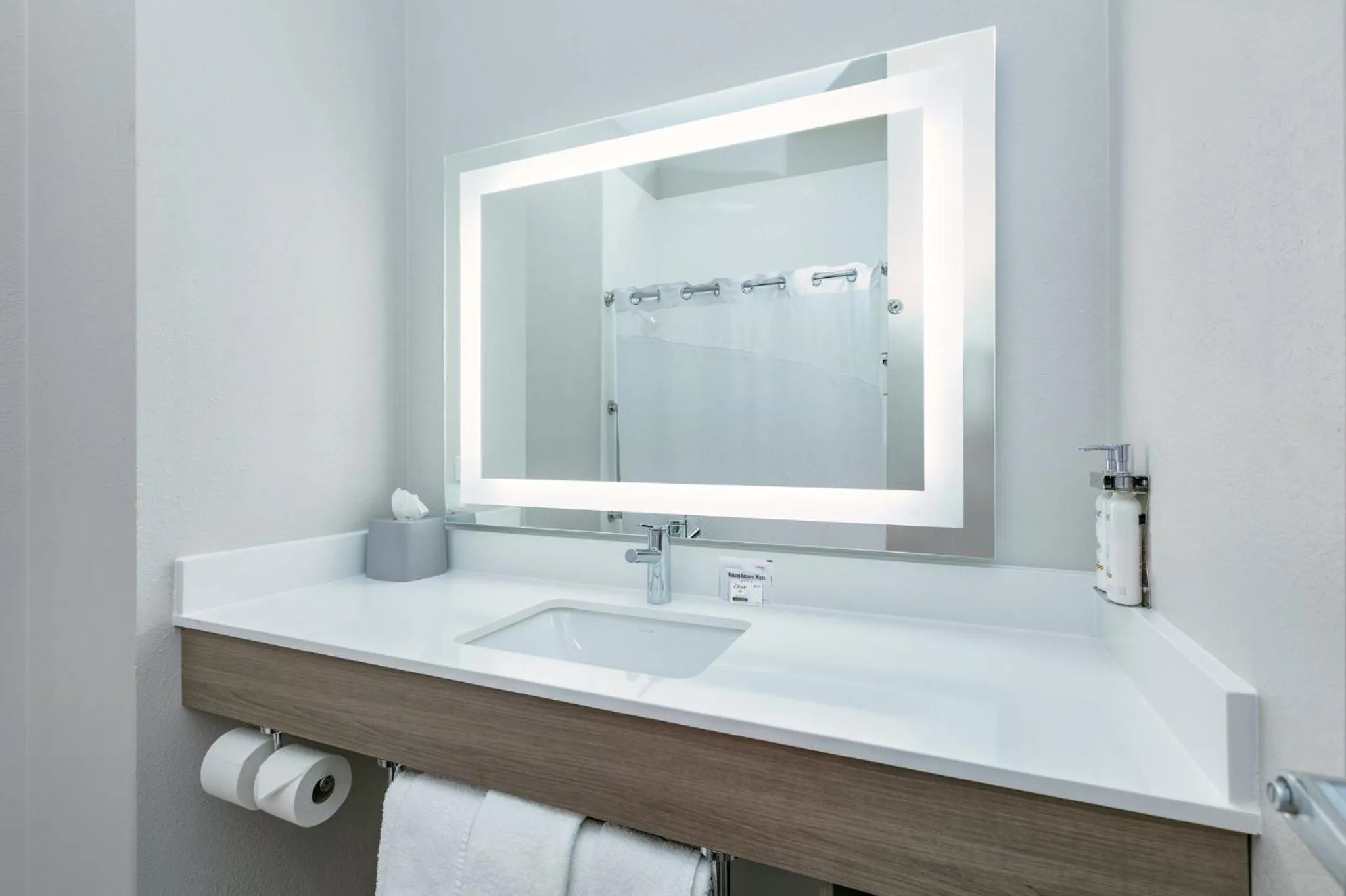 Standard Queen Room with Two Queen Beds in Holiday Inn Express Hotel & Suites Marshall by IHG