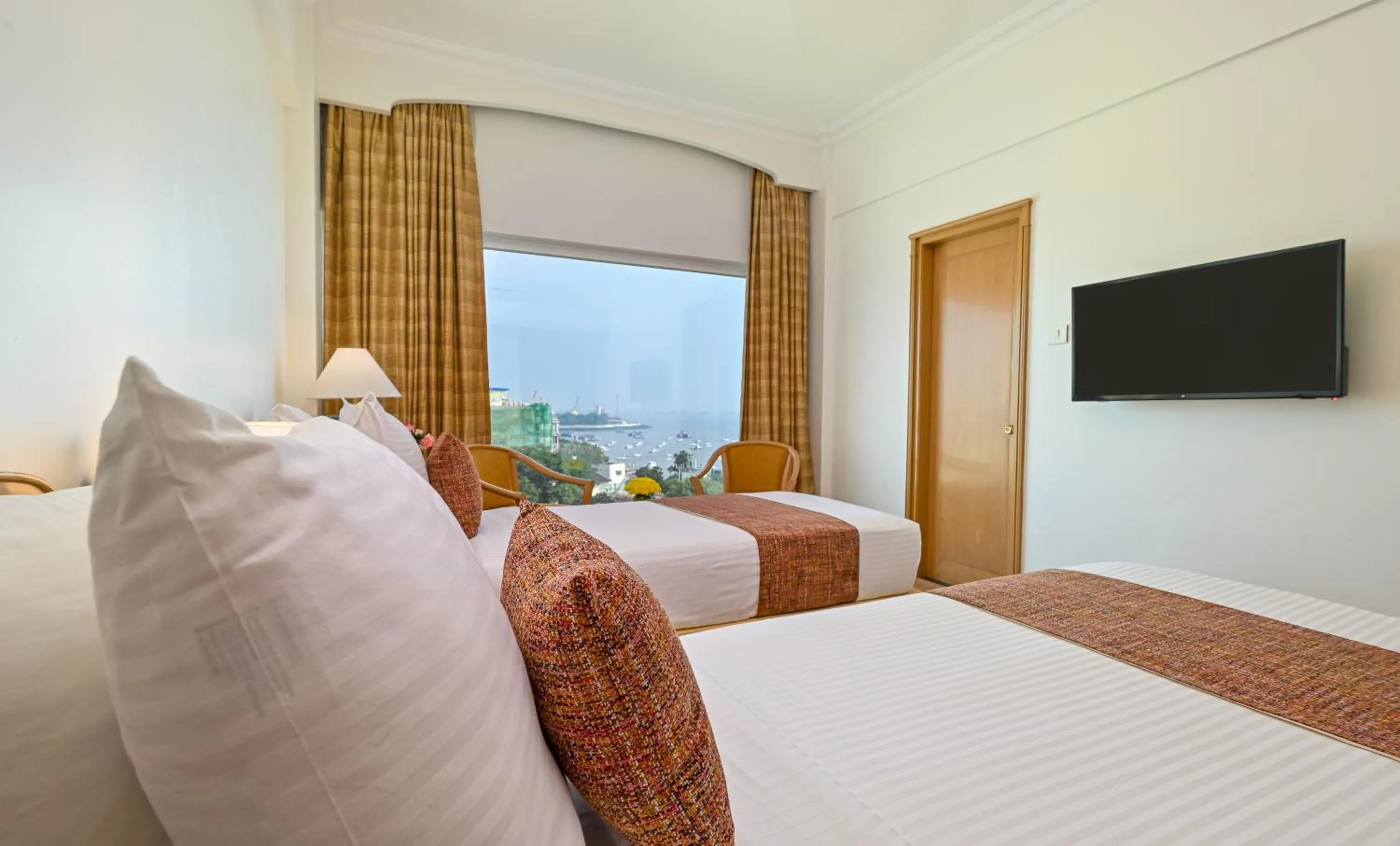 Deluxe Sea View Room with Cut Fruit Platter (On Call) & Unlimited drinks between 18:30 and 19:30 at Tamarind Restaurant (T&C Apply) - single occupancy in Fariyas Hotel Mumbai , Colaba