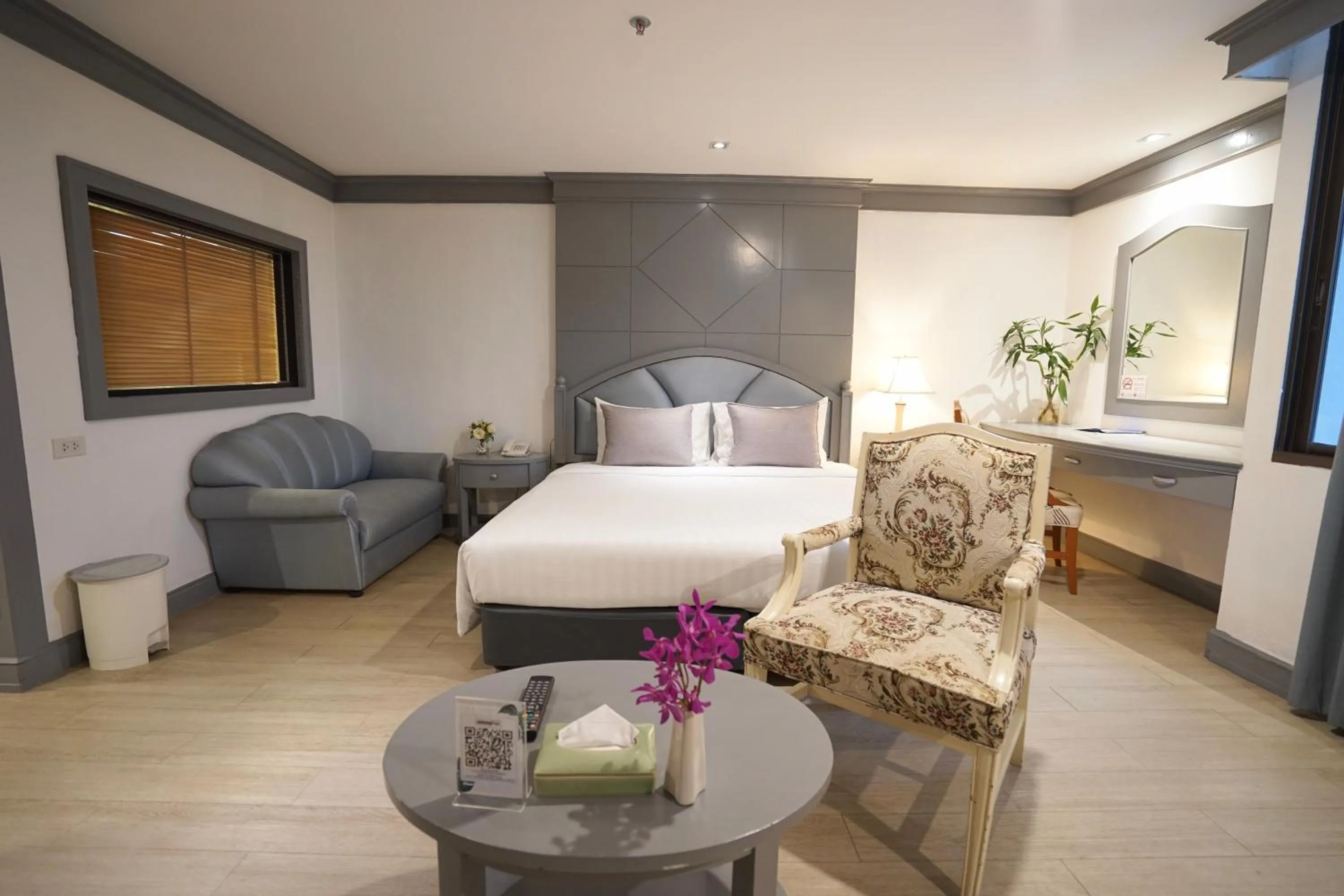 Jacuzzi Suite Room in King Park Avenue Hotel Bangkok