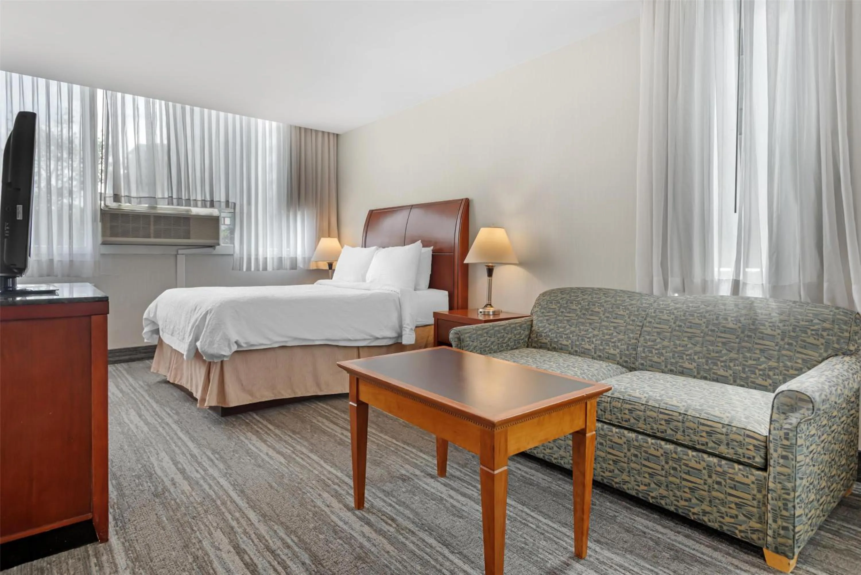 Queen Room with Kitchenette in Best Western Plus Suites Downtown Calgary