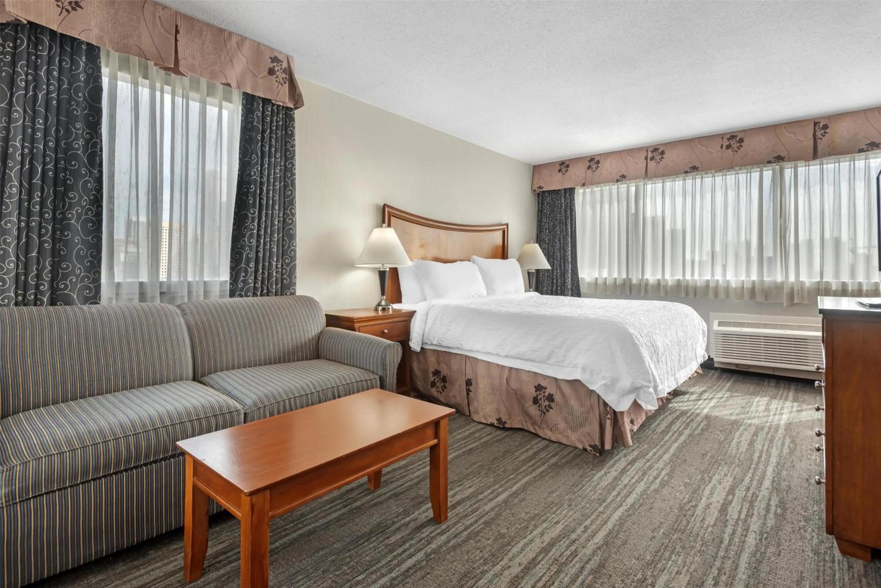 Executive King Room in Best Western Plus Suites Downtown Calgary